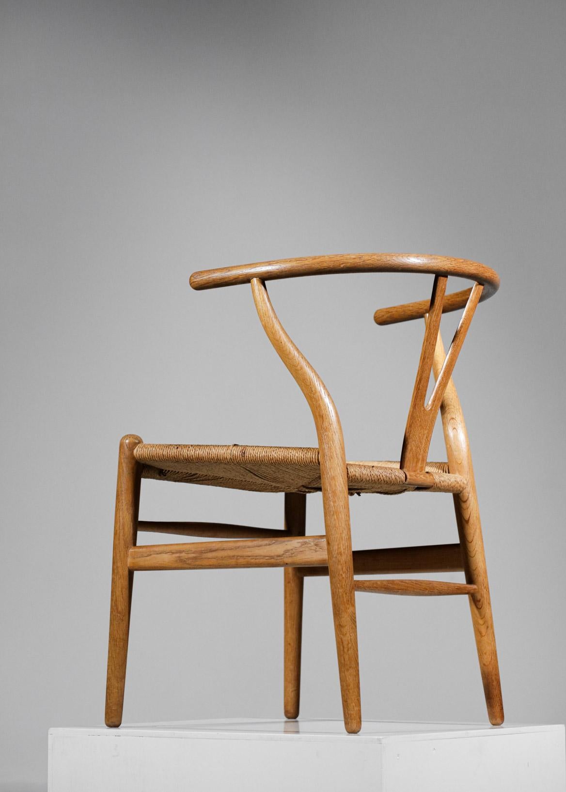 Conjunto de cuatro sillas escandinavas del famoso diseñador danés Hans Wegner, diseñadas en 1949 para Carl Hansen & Søn. Conocida como silla CH24 o silla Y, se reconoce por su respaldo en forma de Y y sus reposabrazos de madera curvada. El armazón