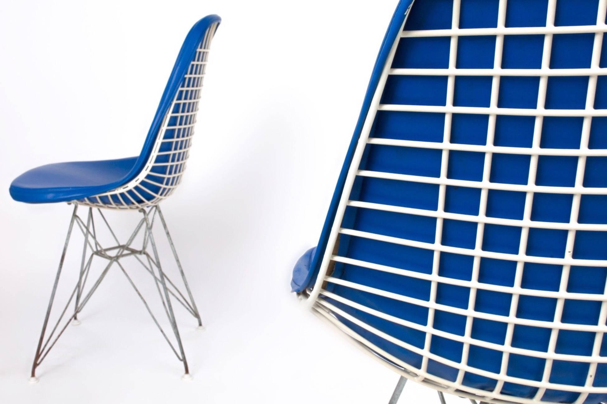 Émaillé Ensemble original de 4 chaises de salle à manger Eames DKR-1 en vinyle bleu et acier blanc, 1951 en vente