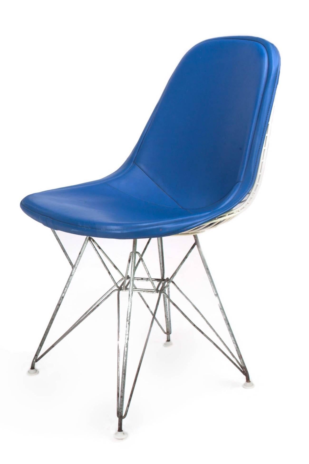 Milieu du XXe siècle Ensemble original de 4 chaises de salle à manger Eames DKR-1 en vinyle bleu et acier blanc, 1951 en vente