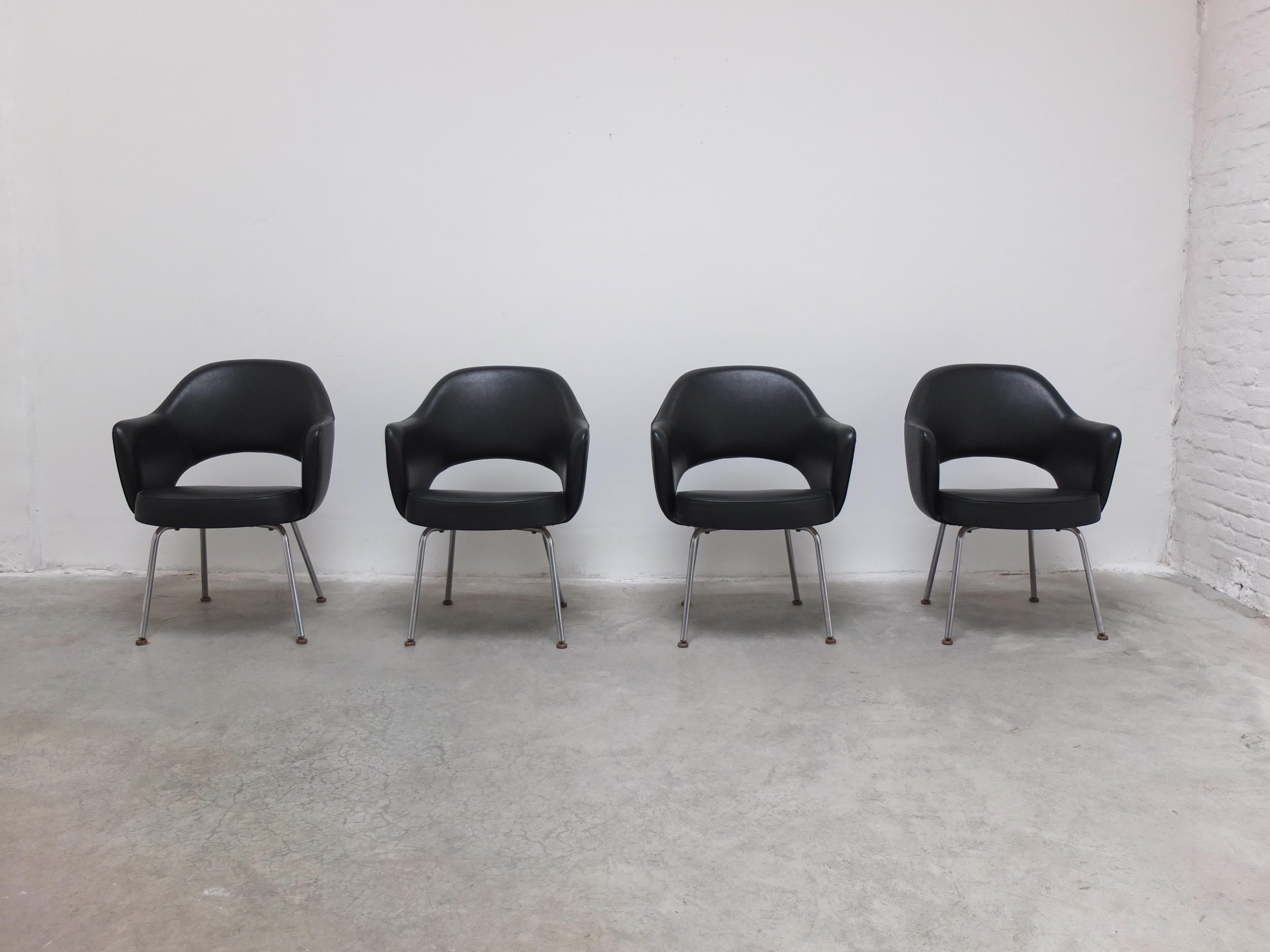 Great set of 4 ‘Model 71’ armchairs also known as the ‘Executive’ series designed by Eero Saarinen for Knoll International in 1948. This is an early set from the sixties with the original black leatherette upholstery in good condition. Very