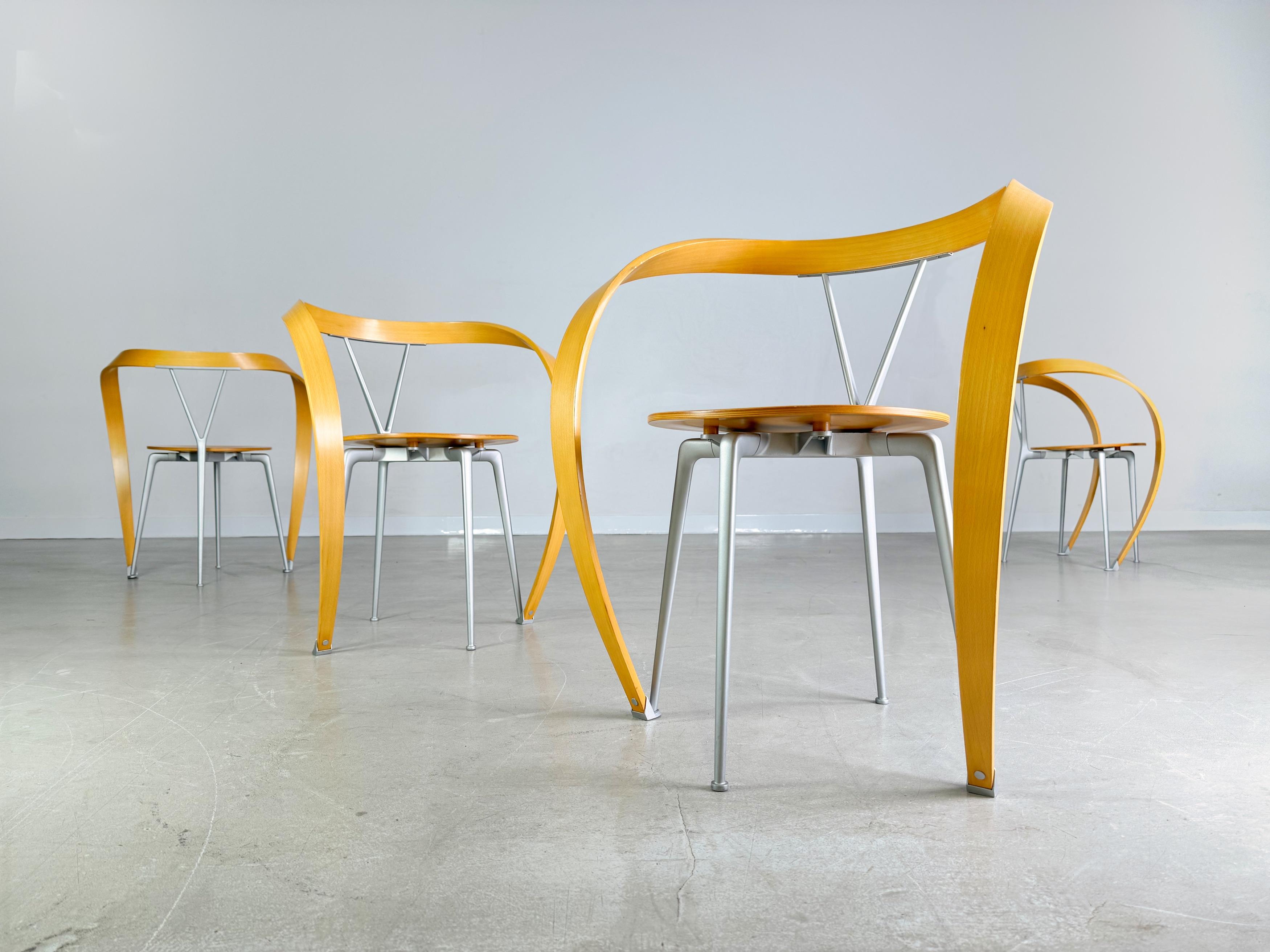 Mettiamo in vendita quattro bellissime sedie Reverse di Cassina. Il design è stato creato da Andrea Branzi ed è diventato famoso per i suoi braccioli curvi e creativi.

Condit: Buone condizioni d'uso con segni di usura dovuti all'età. (vedi