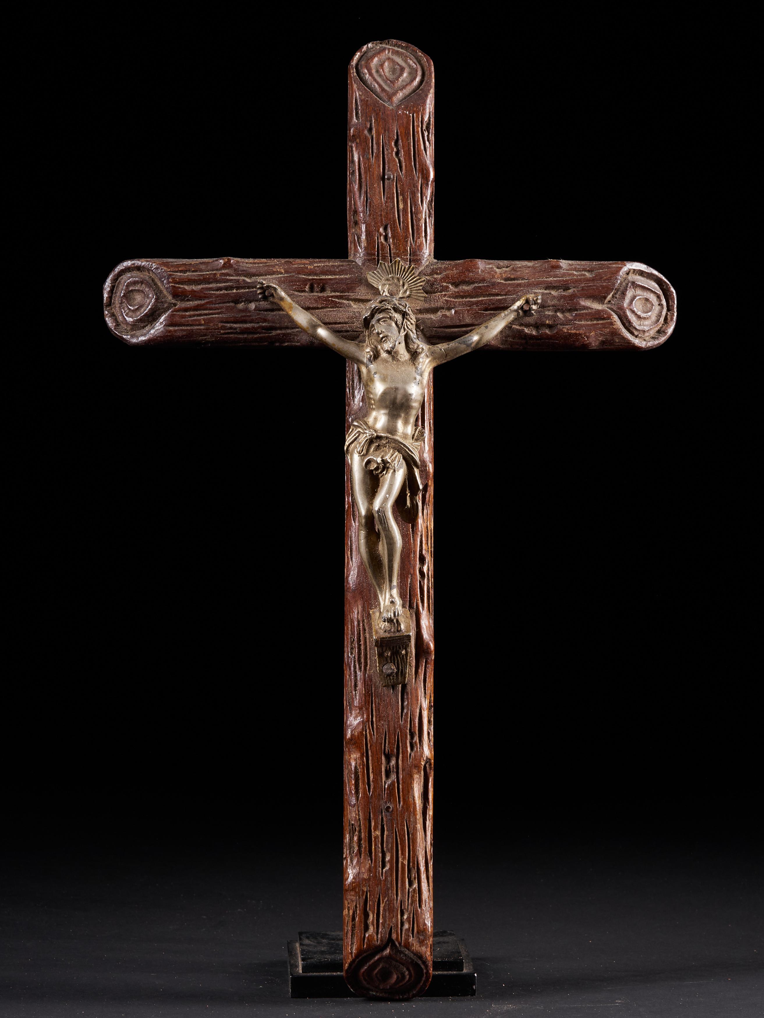 Remarkable set of 5 Christian crosses, made of wood or plaster mimicking wood, 4 of which feature a crucified Jesus made of bronze, tin and other metals. These items are in great condition and make for a compelling assortment of devotional