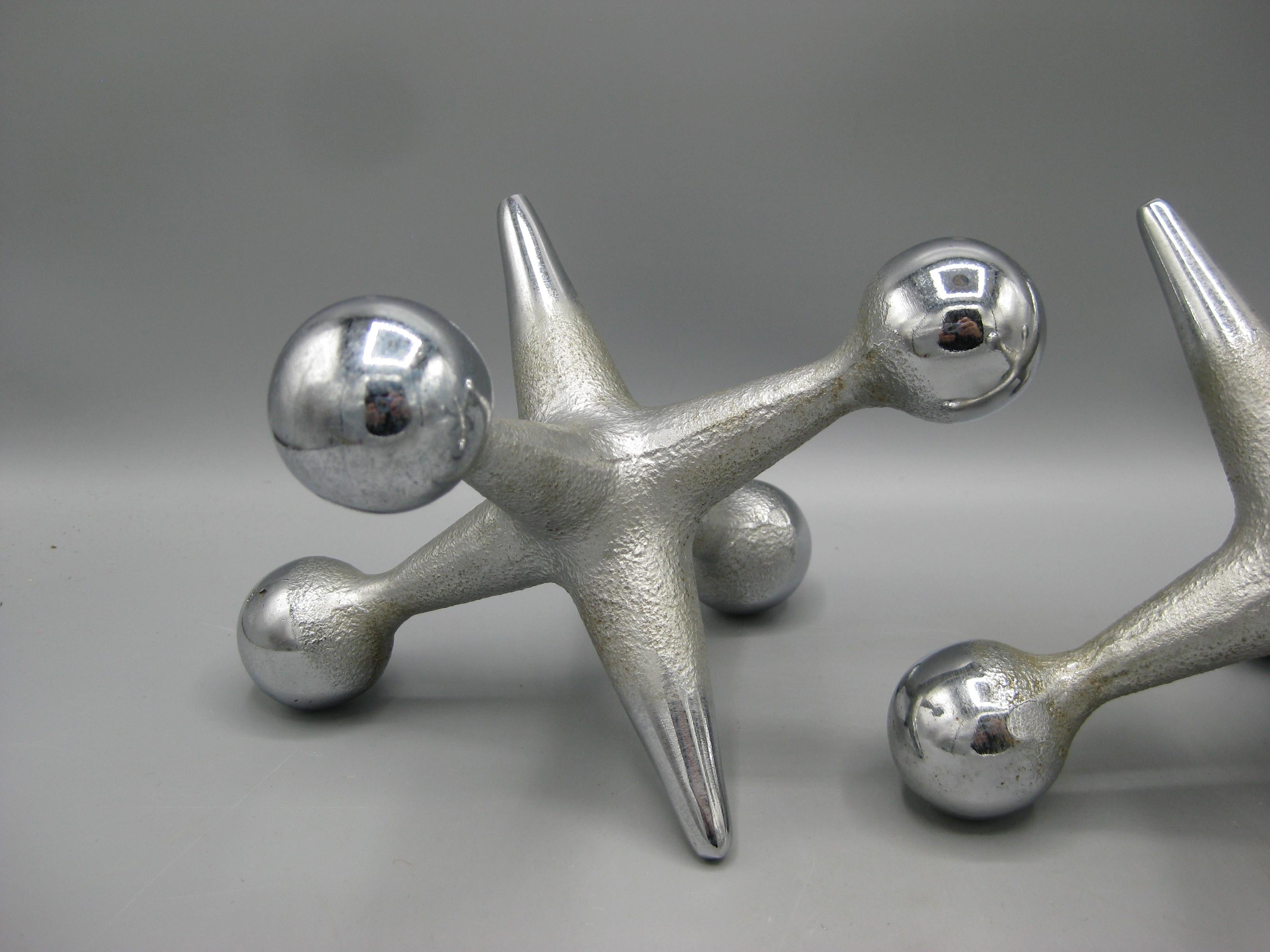 Splendida coppia originale di fermalibri coordinati jax/jacks realizzati da Design Line e disegnati da Bill Curry. Queste risalgono agli anni '60. Realizzati in ghisa e con la loro finitura cromata originale. Design e forma scultorea pop art di