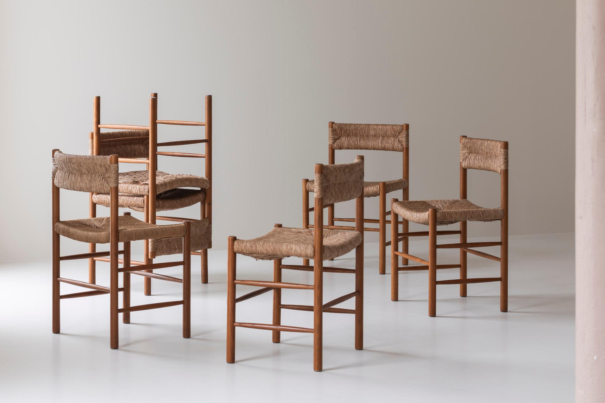 Exceptionnel ensemble de six chaises de salle à manger 'Dordogne' sélectionnées par Charlotte Perriand pour Sentou, France, années 1960.  Ces chaises sont dotées d'un cadre en bois de frêne et d'une assise et d'un dossier en paille joliment tressée.