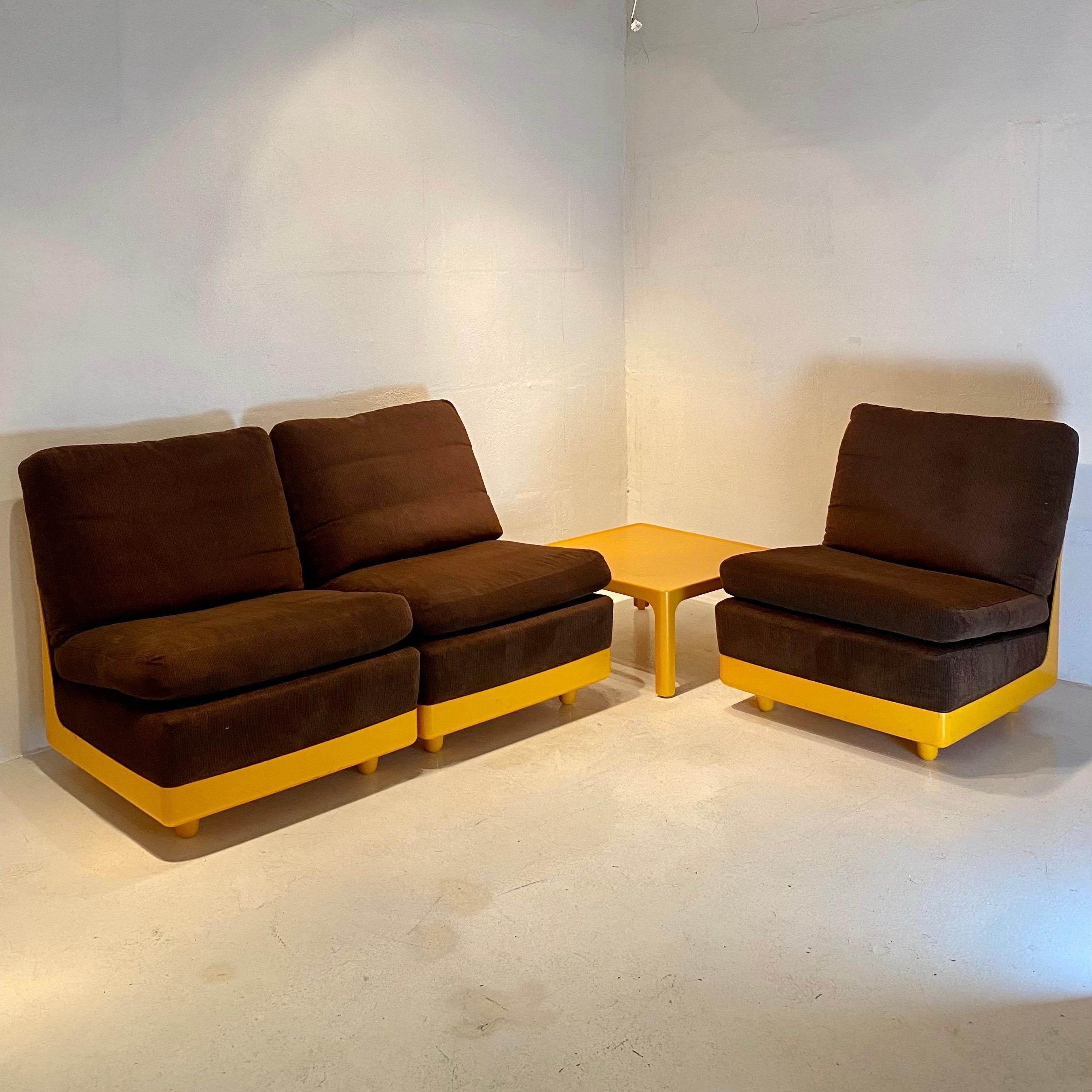 Ensemble original de trois sièges et table basse jaunes par Wolfgang Feierbach, 1974. en vente 3
