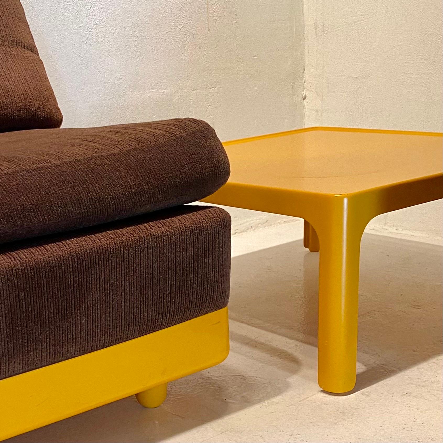 Ensemble original de trois sièges et table basse jaunes par Wolfgang Feierbach, 1974. en vente 7