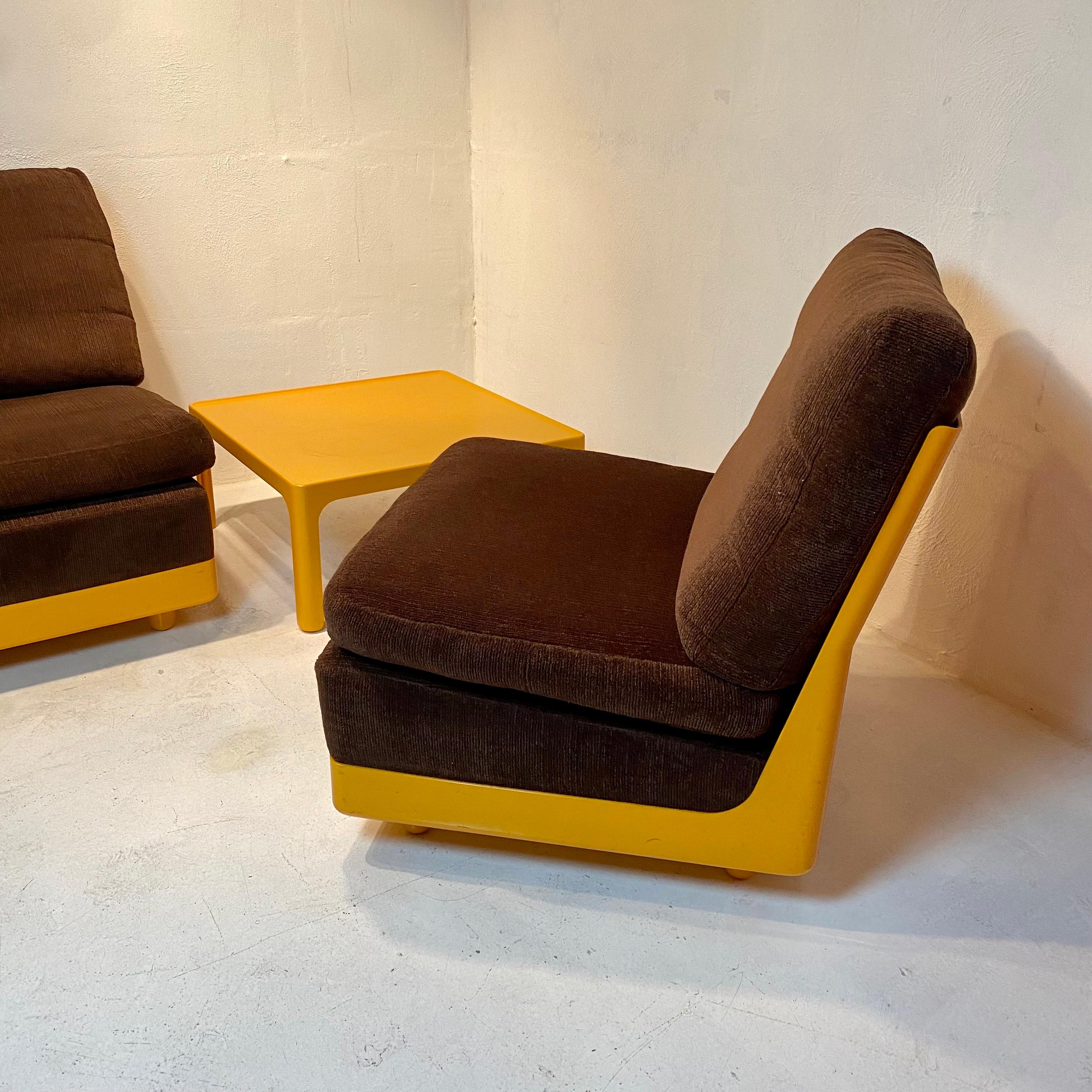 Ensemble original de trois sièges et table basse jaunes par Wolfgang Feierbach, 1974. en vente 8