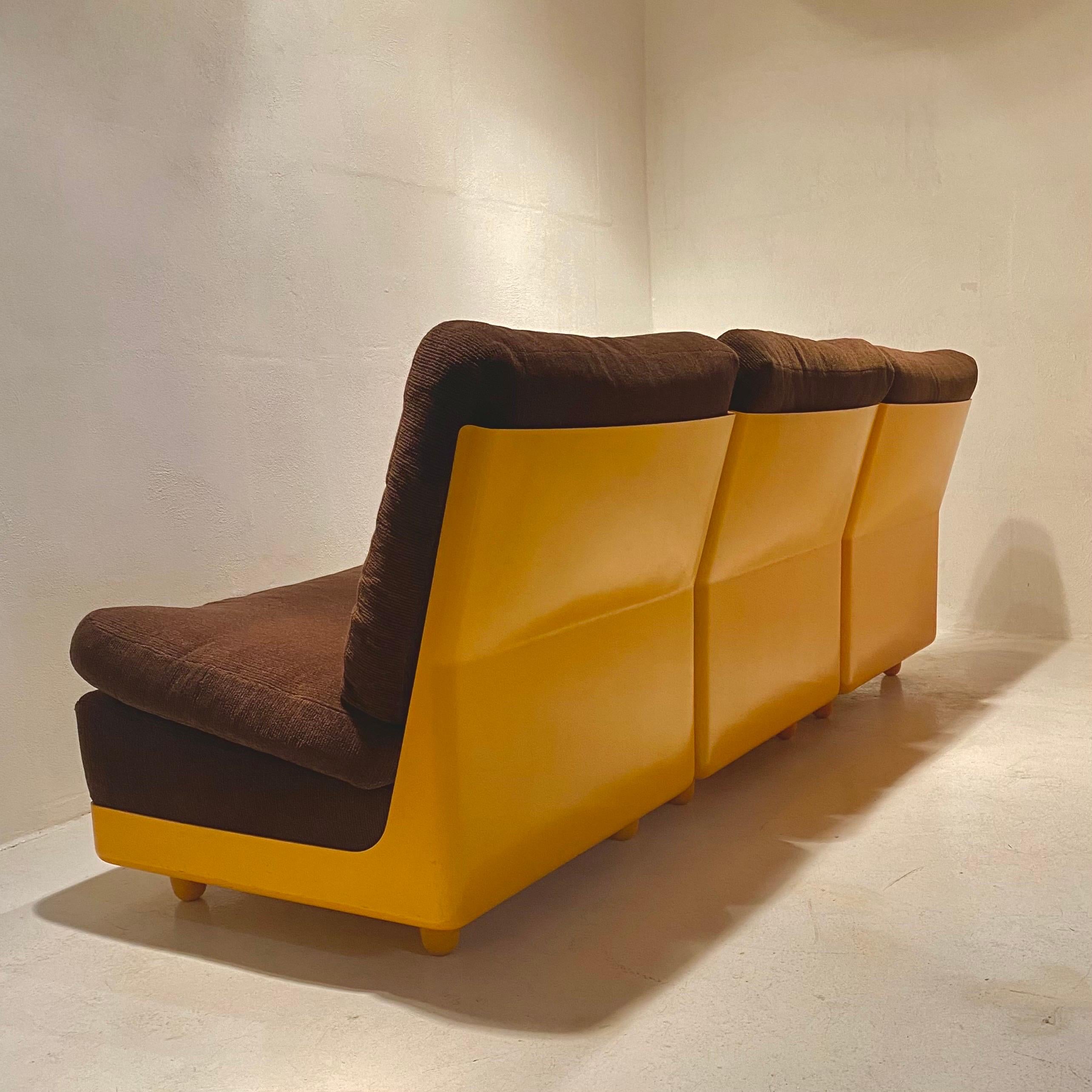 Fin du 20e siècle Ensemble original de trois sièges et table basse jaunes par Wolfgang Feierbach, 1974. en vente