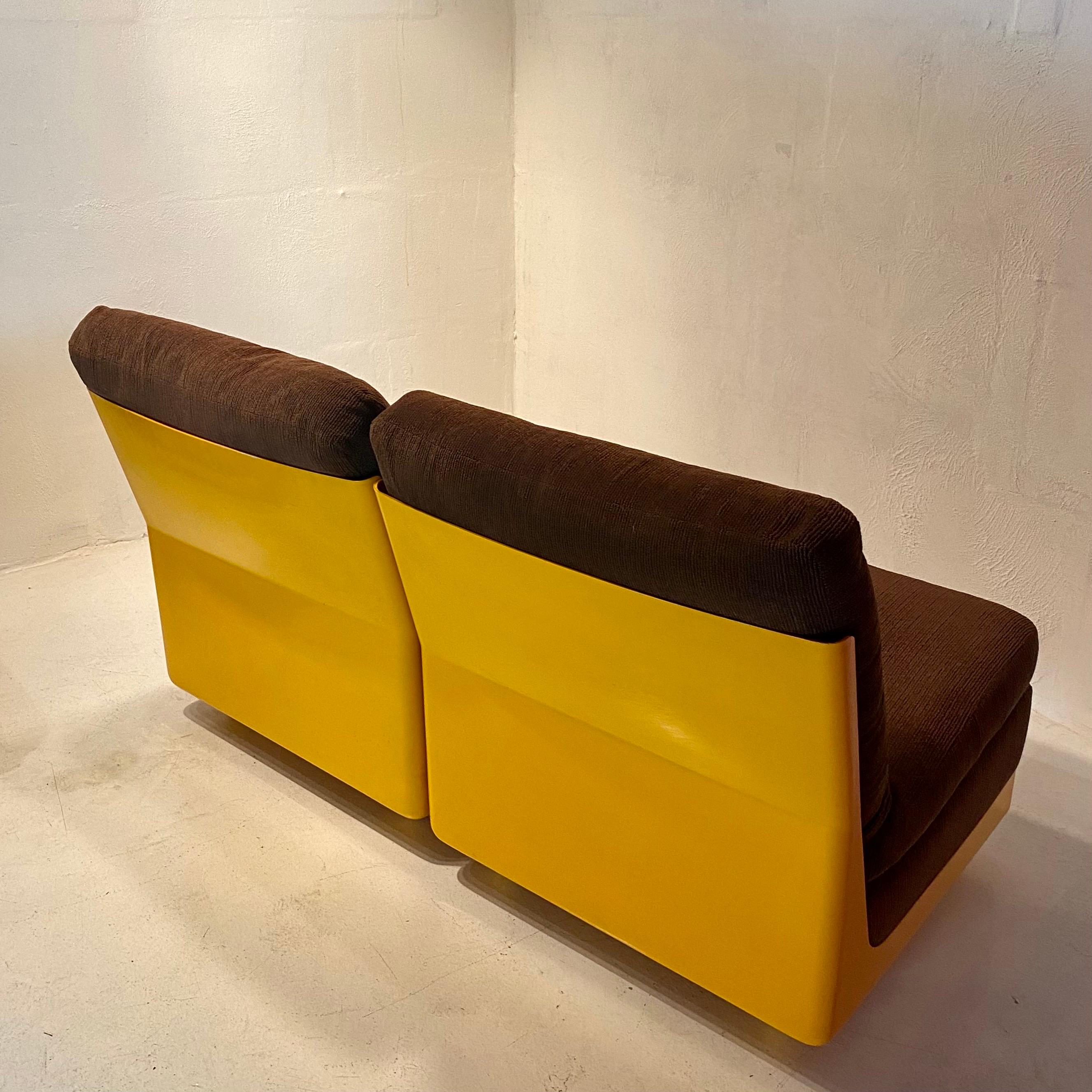 Ensemble original de trois sièges et table basse jaunes par Wolfgang Feierbach, 1974. en vente 2