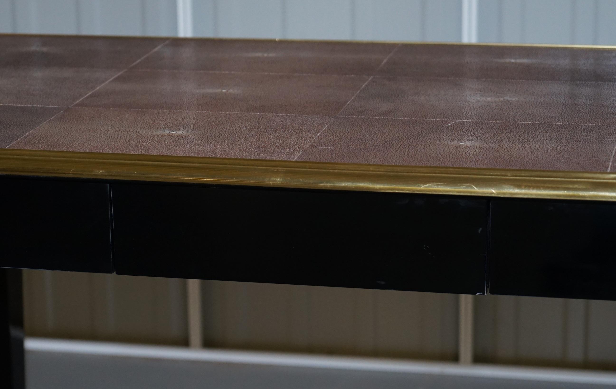 Schreibtisch aus vergoldetem Metall mit einer Schublade aus Chagrinleder im Angebot 5