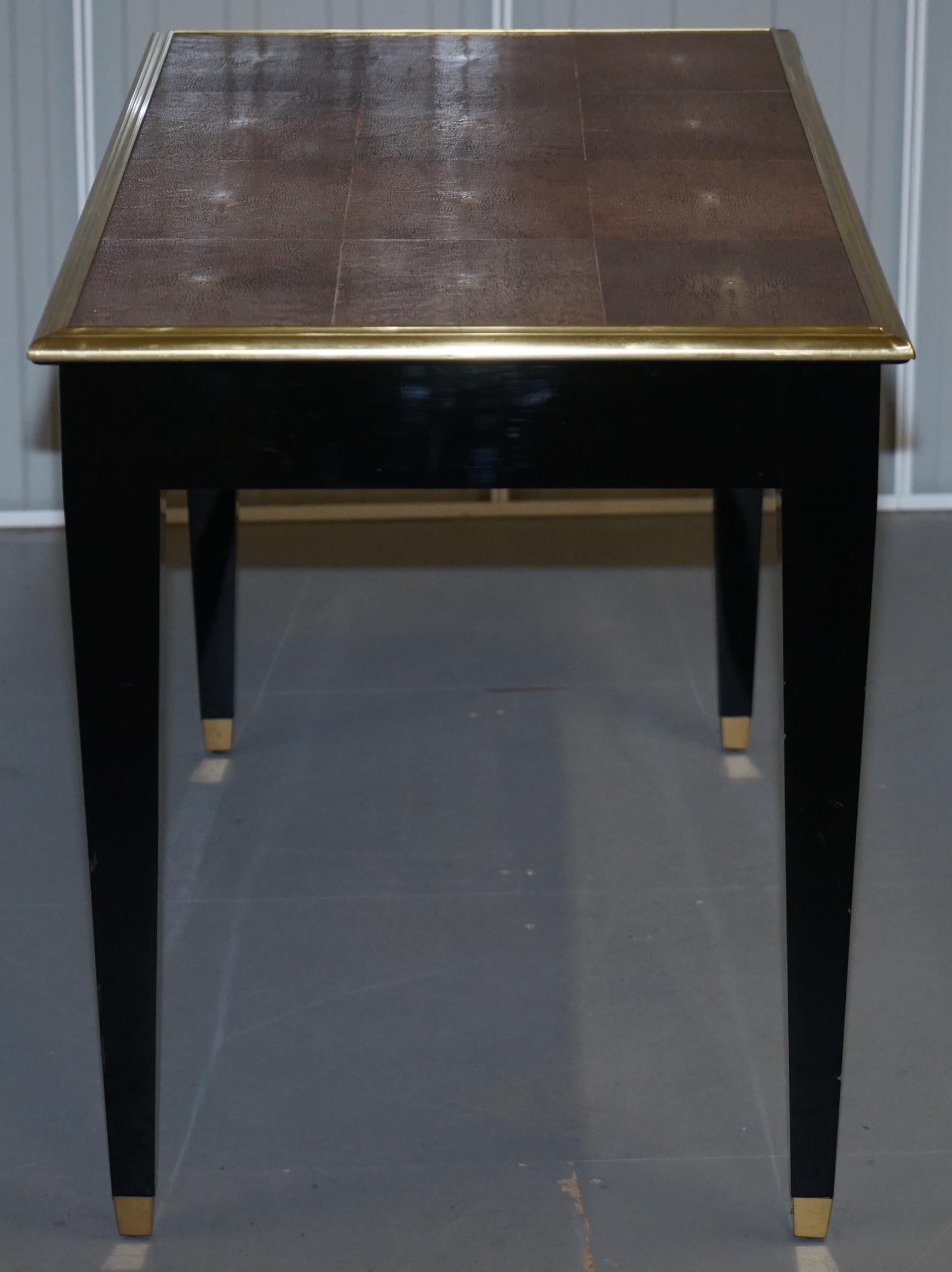 Schreibtisch aus vergoldetem Metall mit einer Schublade aus Chagrinleder im Angebot 7