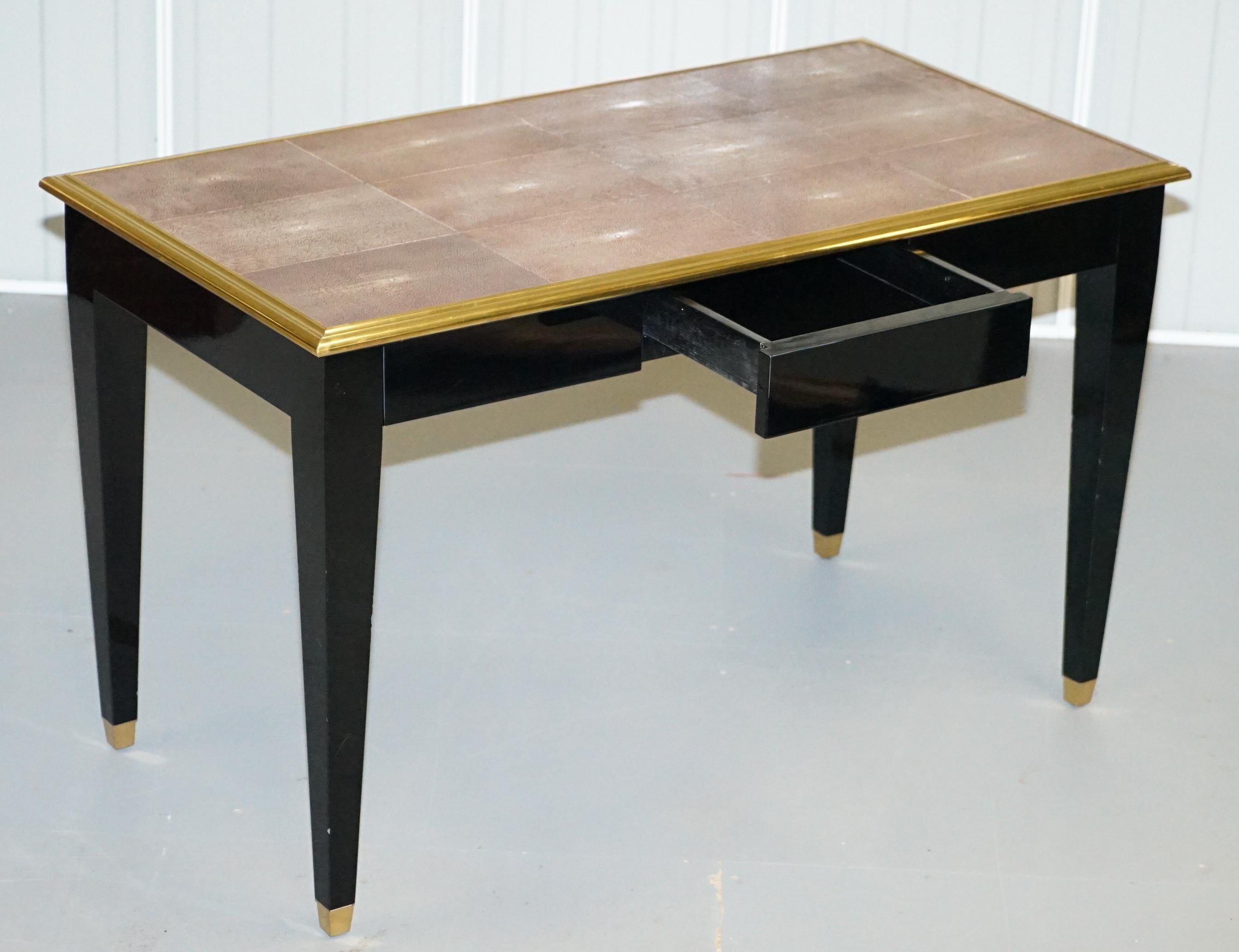 Schreibtisch aus vergoldetem Metall mit einer Schublade aus Chagrinleder im Angebot 10