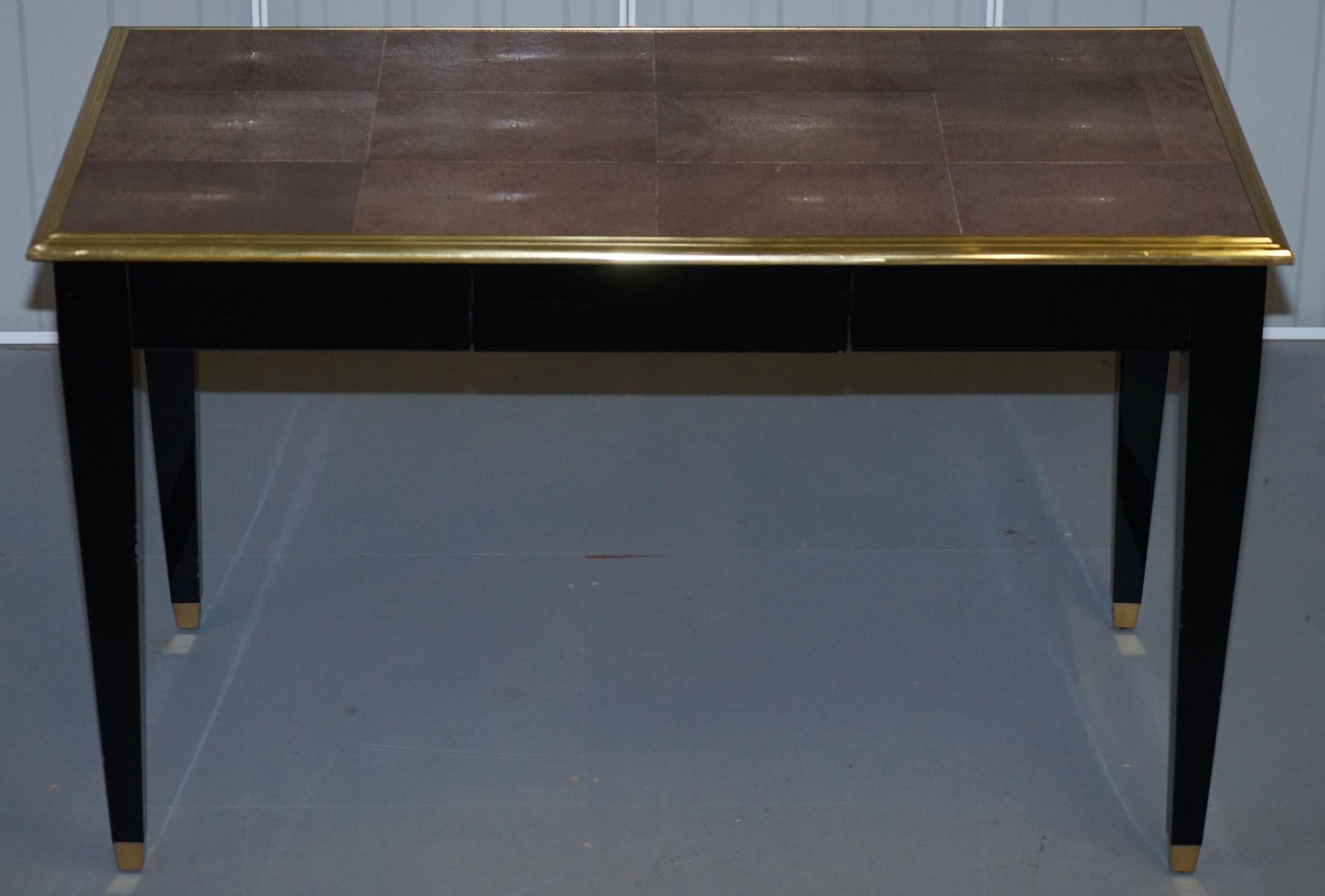Wir freuen uns, diesen atemberaubenden Schreibtisch mit schwarz lackiertem Chagrin und vergoldeten Metalldetails zum Verkauf anbieten zu können (UVP £13.000). 

Dies ist ein sehr solider Schreibtisch. Shagreen ist die Haut eines Hais oder Rochens,