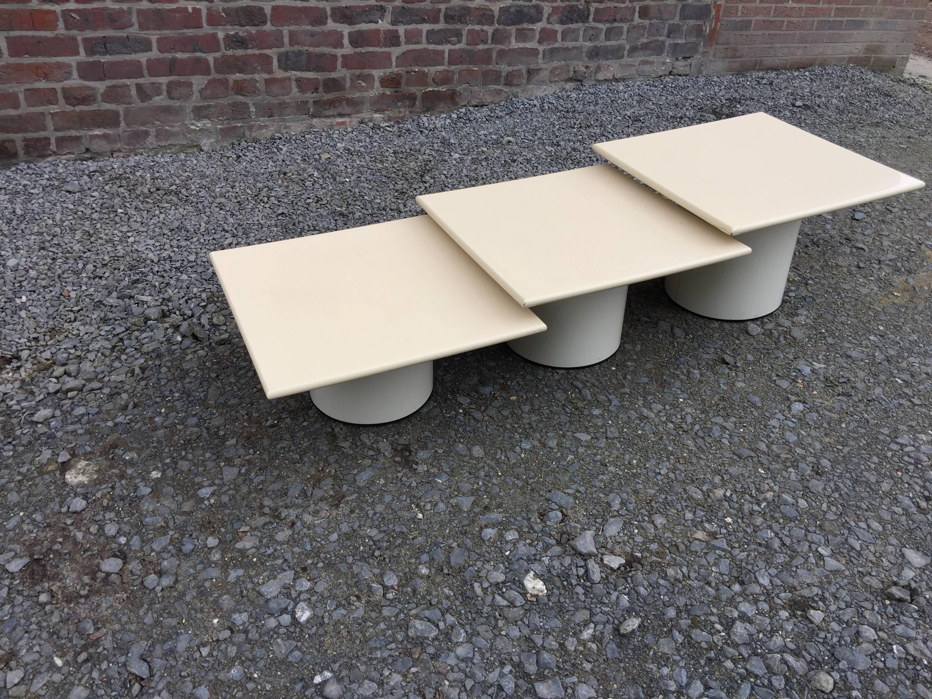Originales Mesas Auxiliares o Mesas Nido de Metal y Madera Lacada, circa 1970 Moderno de mediados de siglo en venta