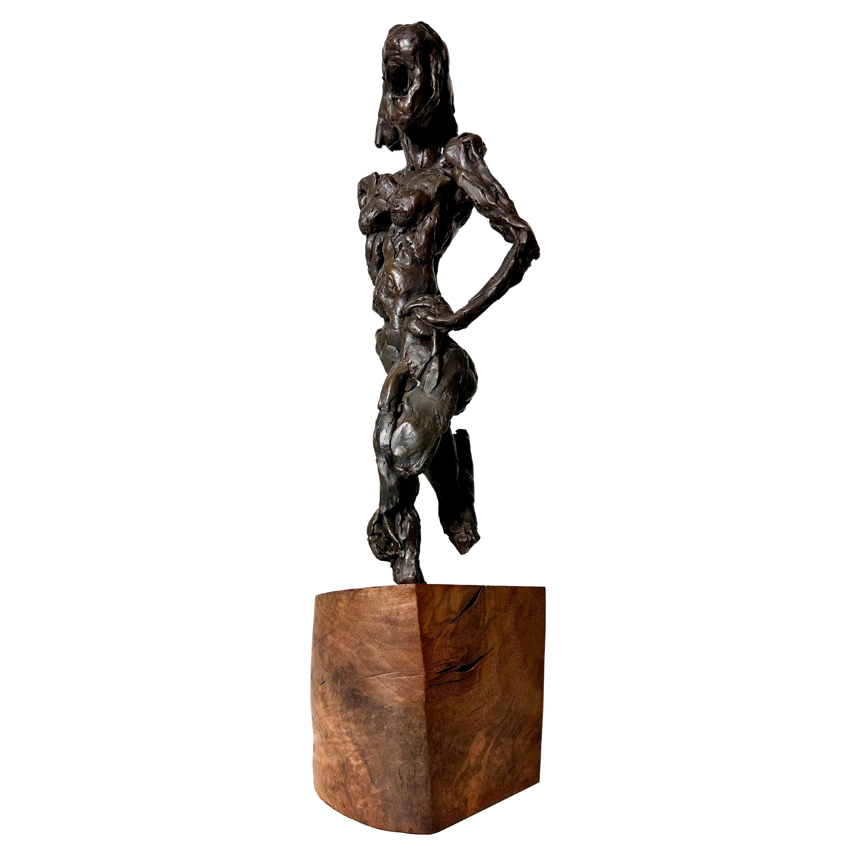 Sculpture originale de torse de femme nue en bronze brutaliste signée 