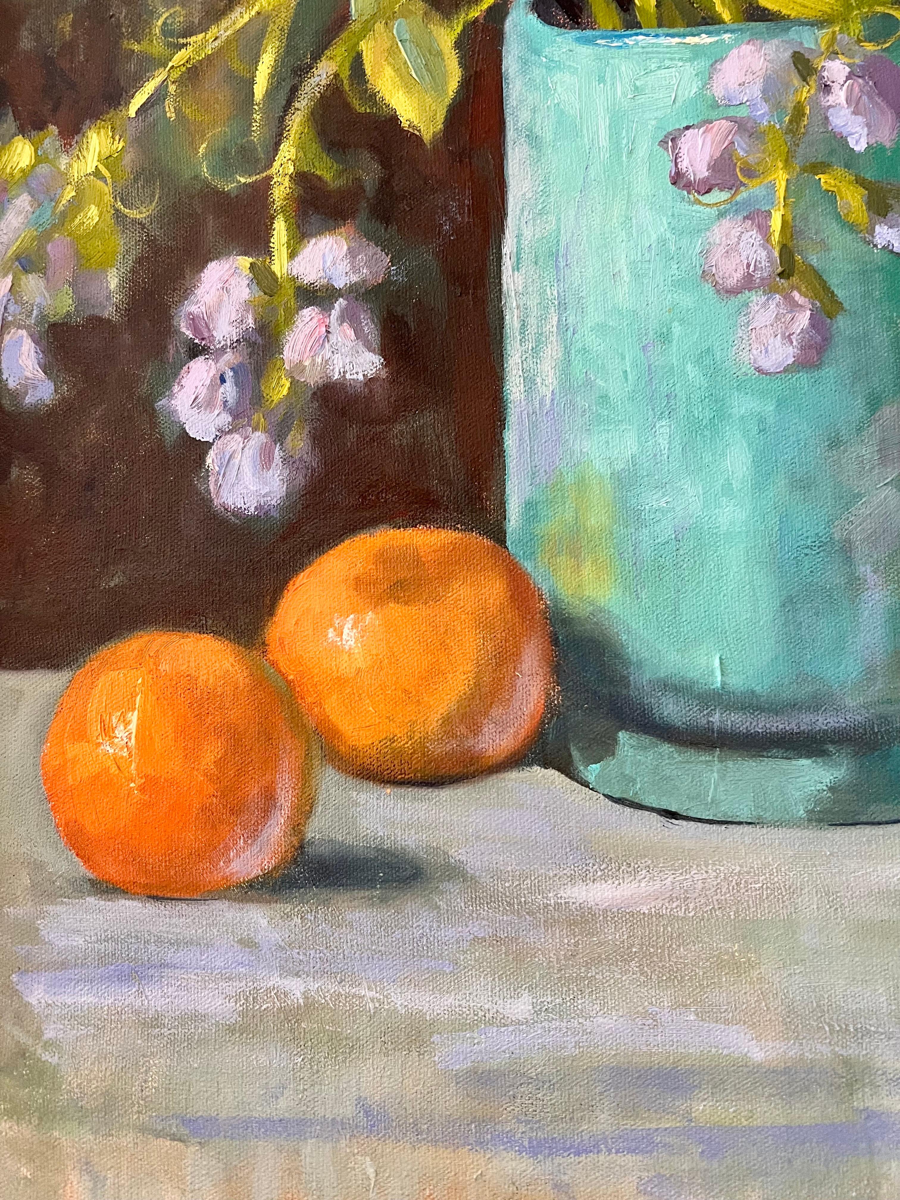 Nature morte de l'artiste américaine Carol Reeve, bien répertoriée, représentant des oranges et des fleurs.
Le médium est l'huile sur toile.  Signature de l'artiste au recto.