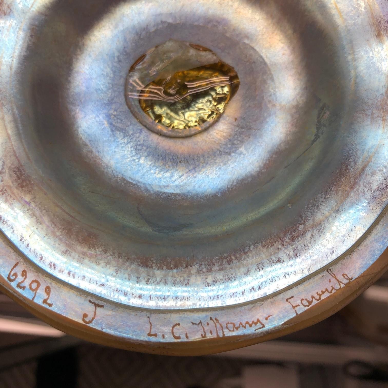 Originale firmato L.C. Tiffany, Favrile 6292 Vaso a tromba Metà del XX secolo in vendita 1