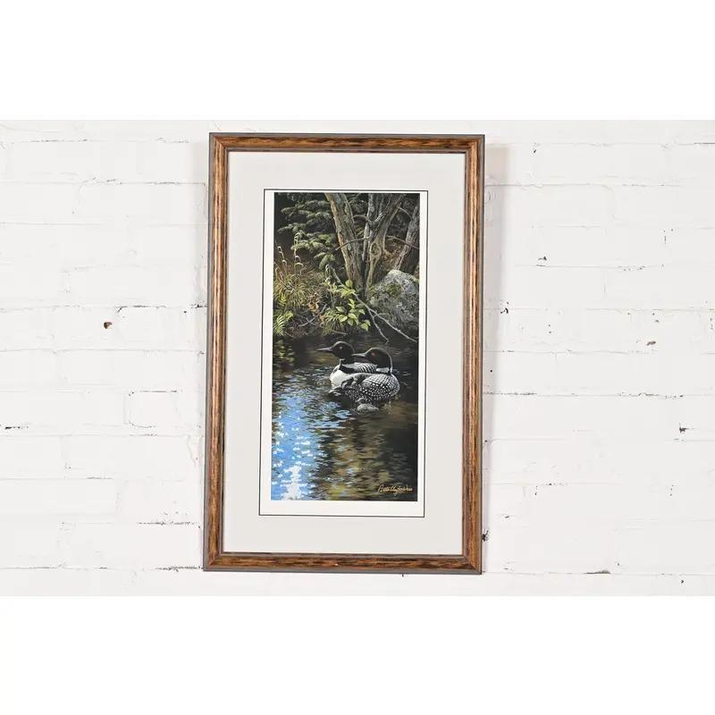 Eine schöne gerahmte Lithographie, die Seetaucher auf einem See zeigt

Von Persis Clayton Weirs

USA, 1994

Maße: 17,25 