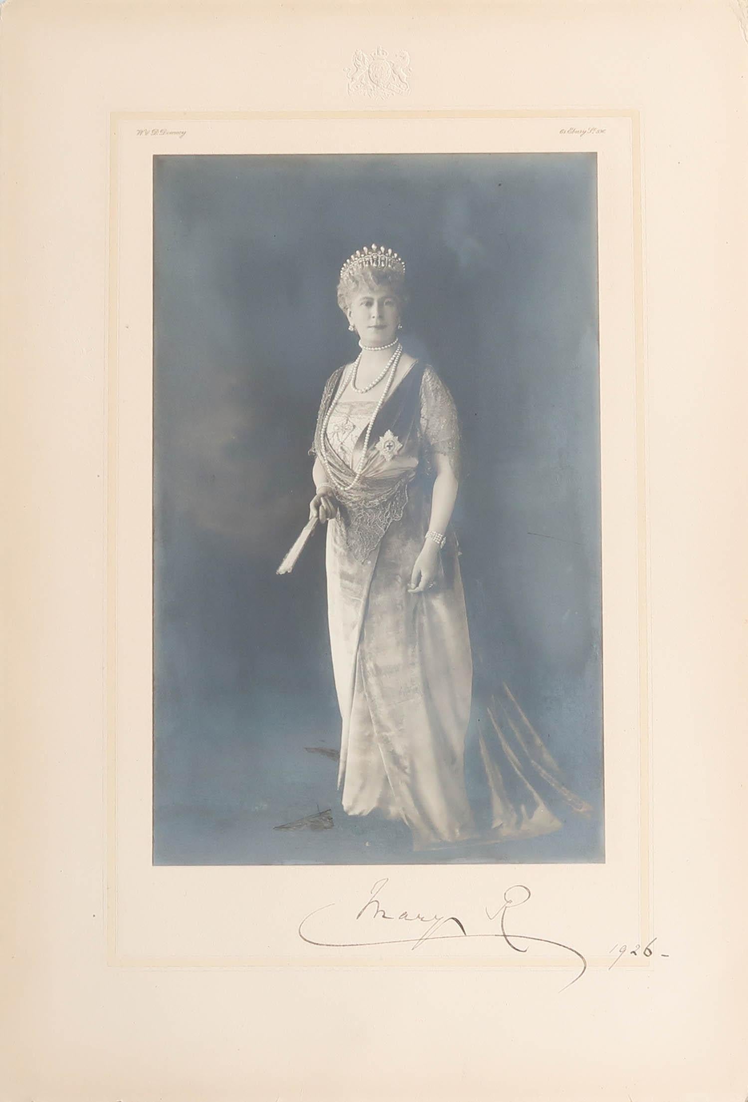 Ein wunderbares Bild von Maria, der Königin von England. Gemahlin von König Georg V.

Von W & D Downey, 61 Ebury St, London

Signiert und datiert unten rechts

Montiert auf der Originalkarte. Ungerahmt

Das angegebene Maß ist die Größe der Halterung