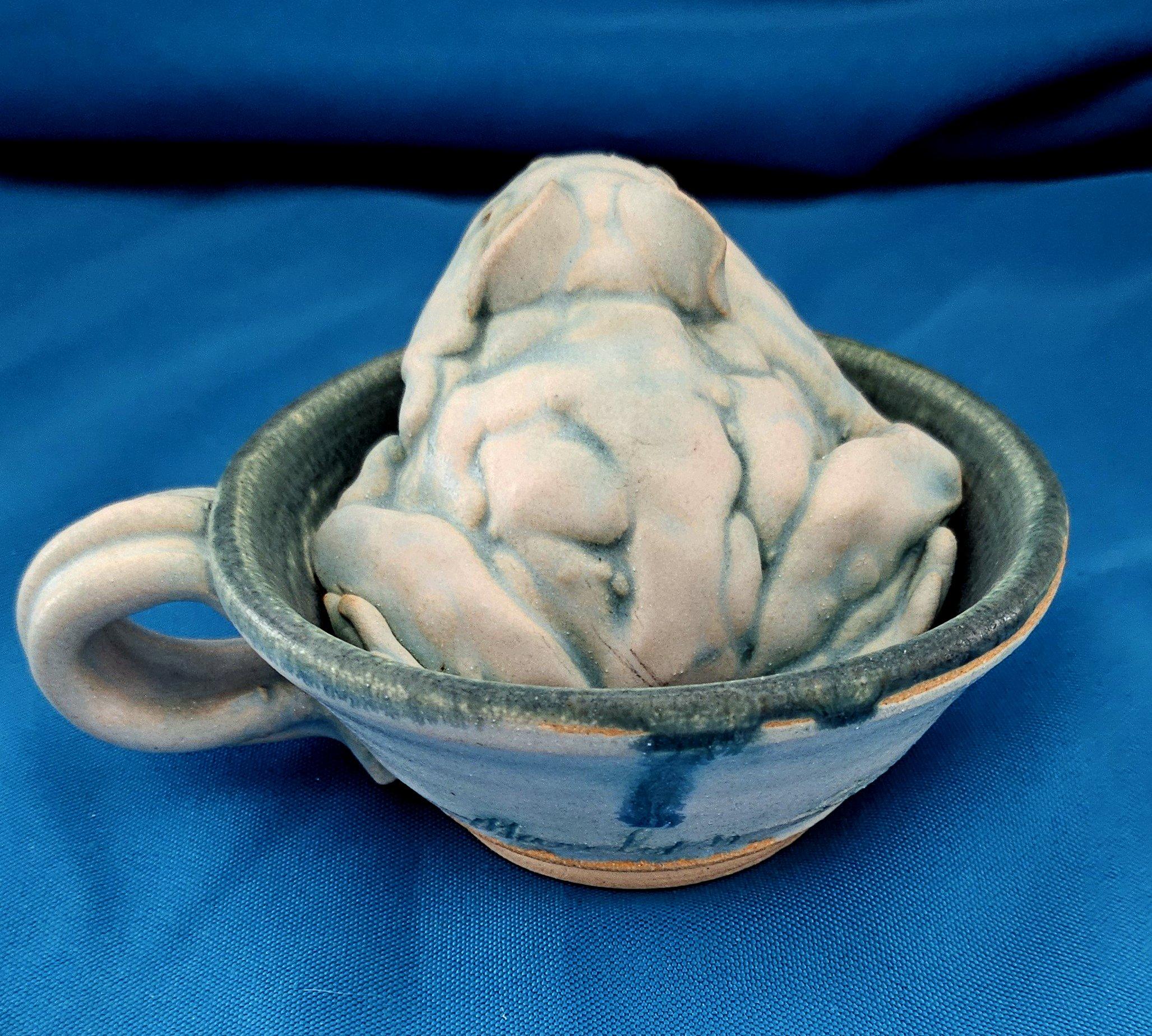 Scultura originale e firmata, una rana in una tazza in vendita 2