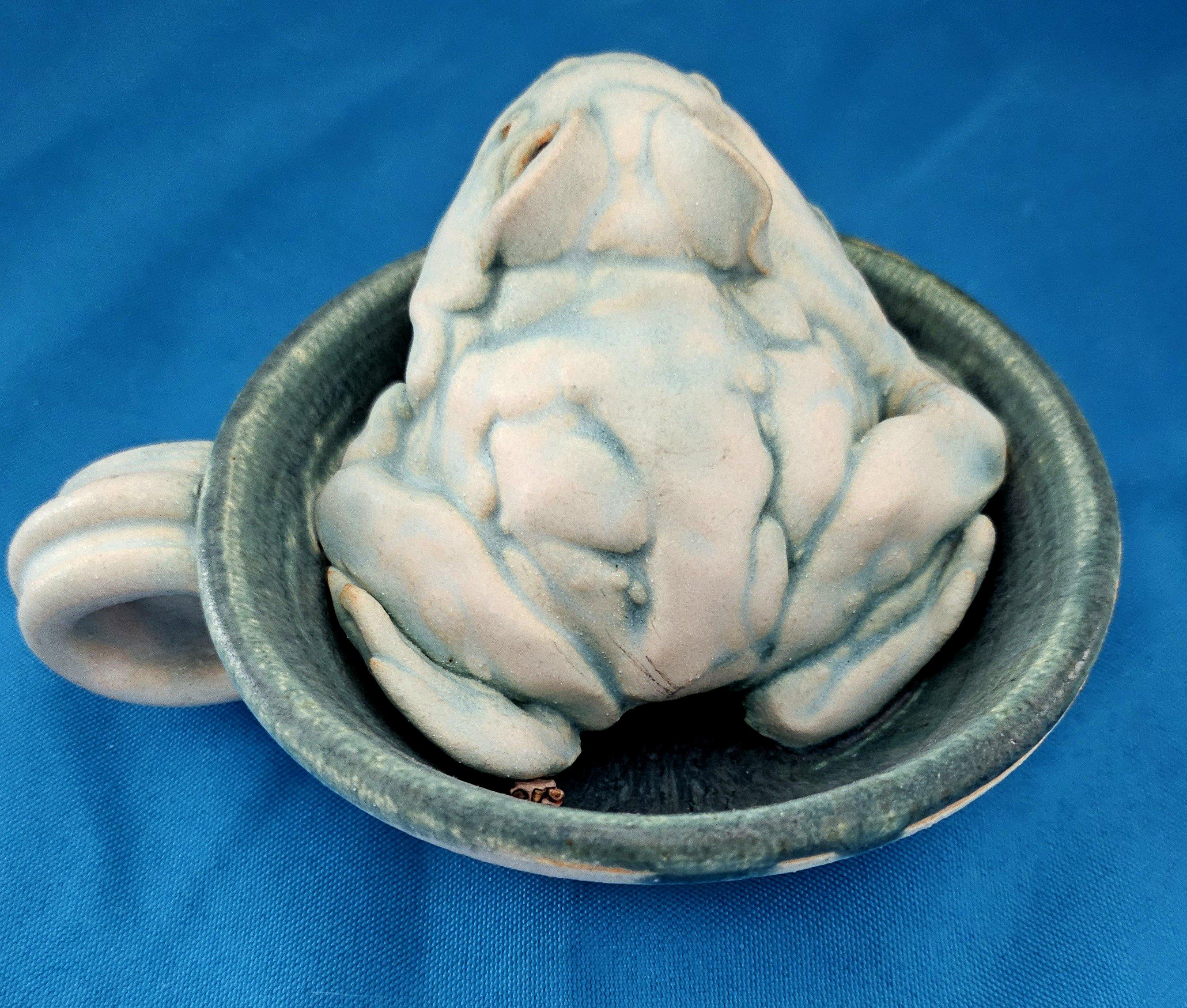 Scultura originale e firmata, una rana in una tazza in vendita 3