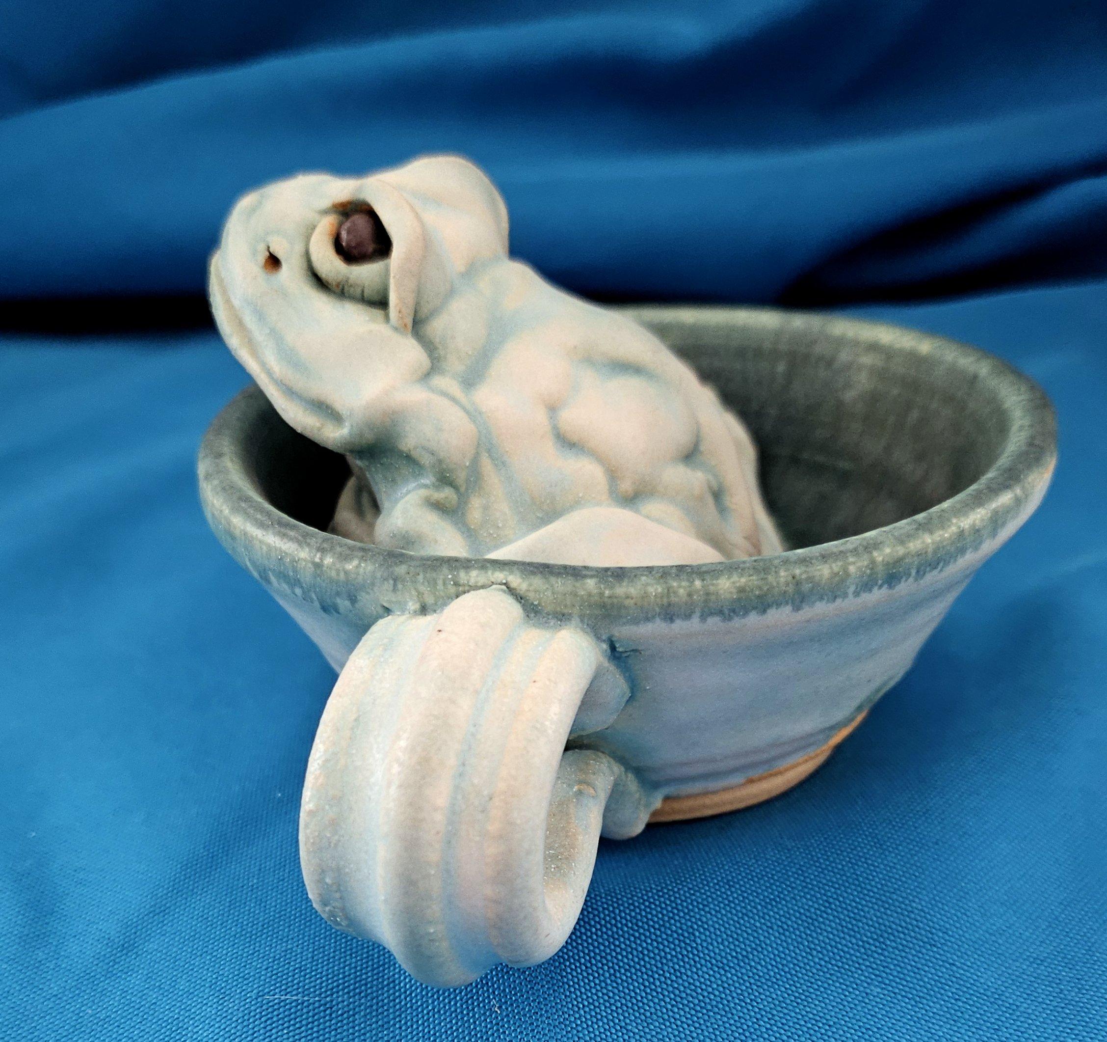 Scultura originale e firmata, una rana in una tazza in vendita 4