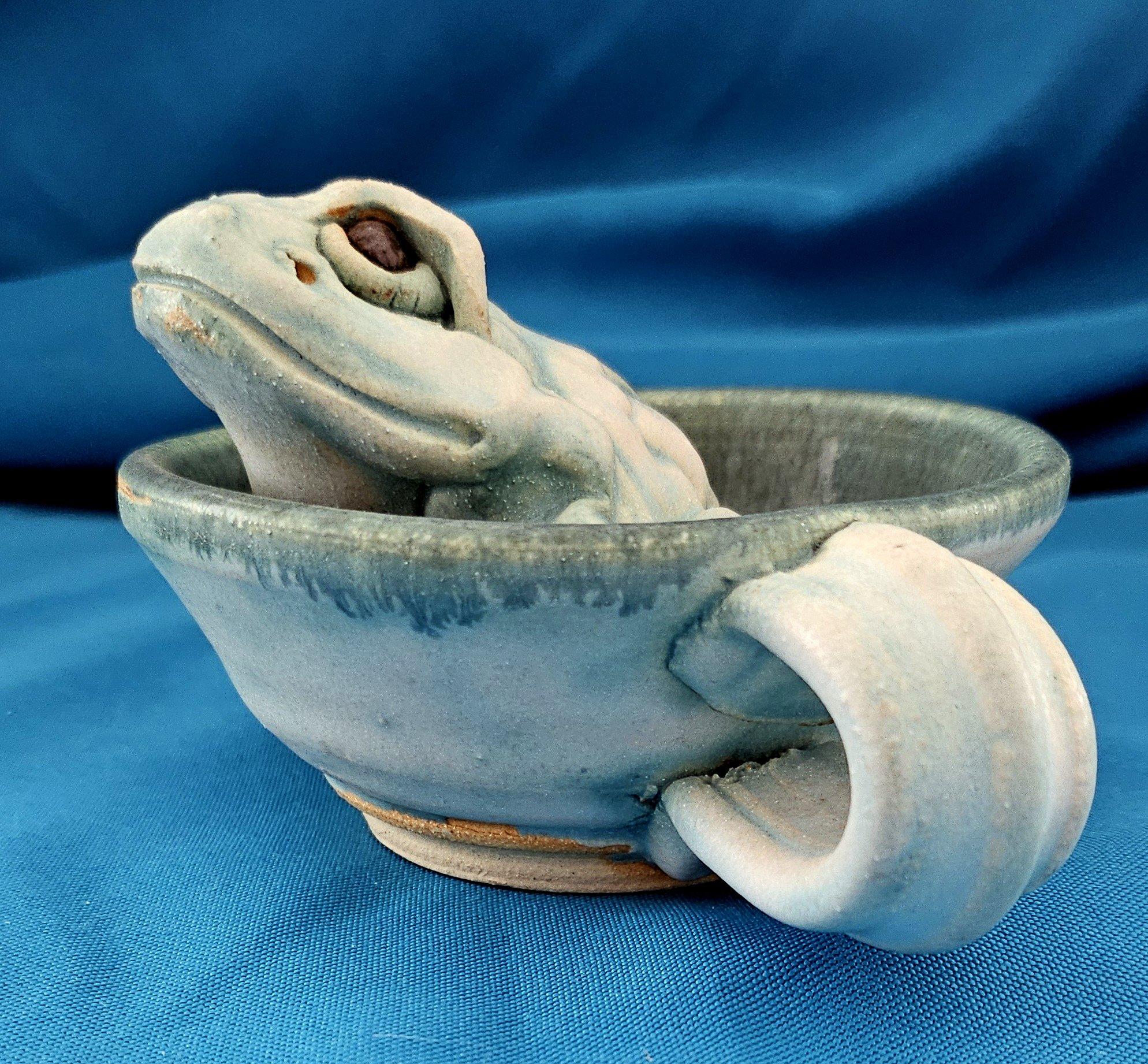 Scultura originale e firmata, una rana in una tazza in vendita 6