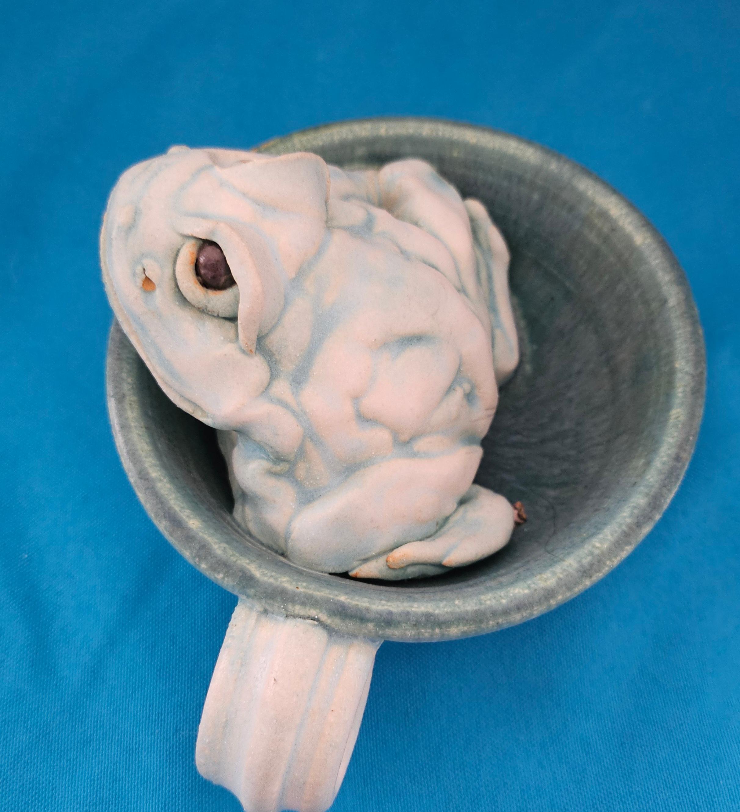 Scultura originale e firmata, una rana in una tazza in vendita 5