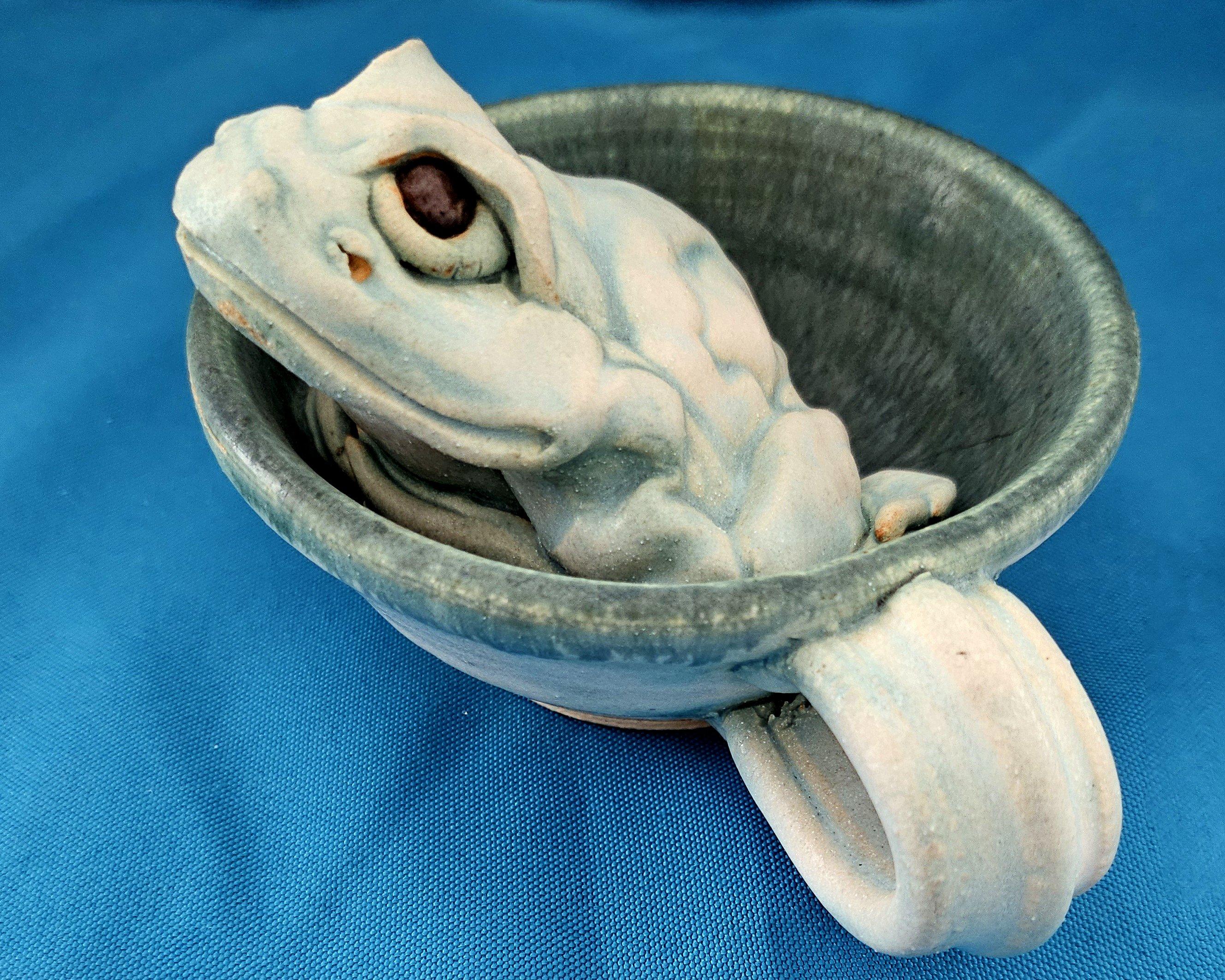 Scultura originale e firmata, una rana in una tazza in vendita 7