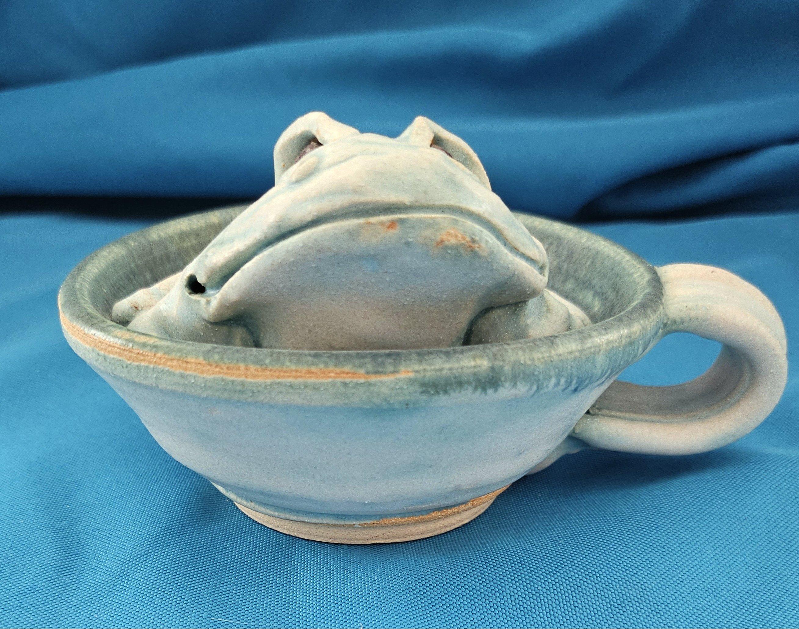 Americano Scultura originale e firmata, una rana in una tazza in vendita