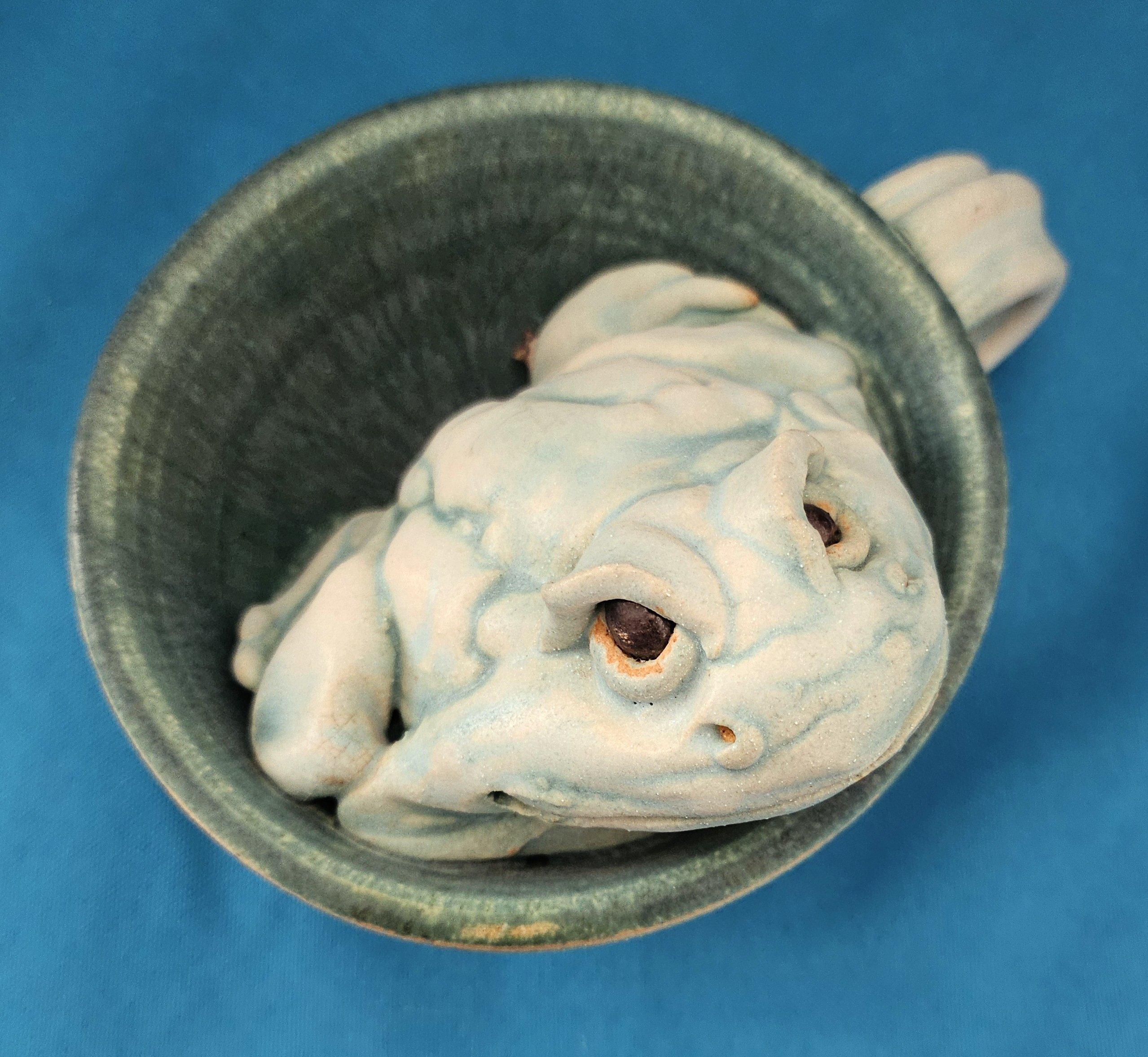 Altro Scultura originale e firmata, una rana in una tazza in vendita