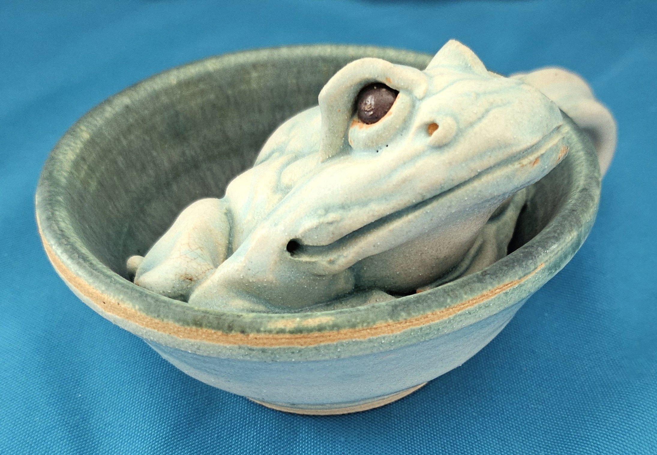 Scultura originale e firmata, una rana in una tazza In condizioni buone in vendita a Warrenton, OR