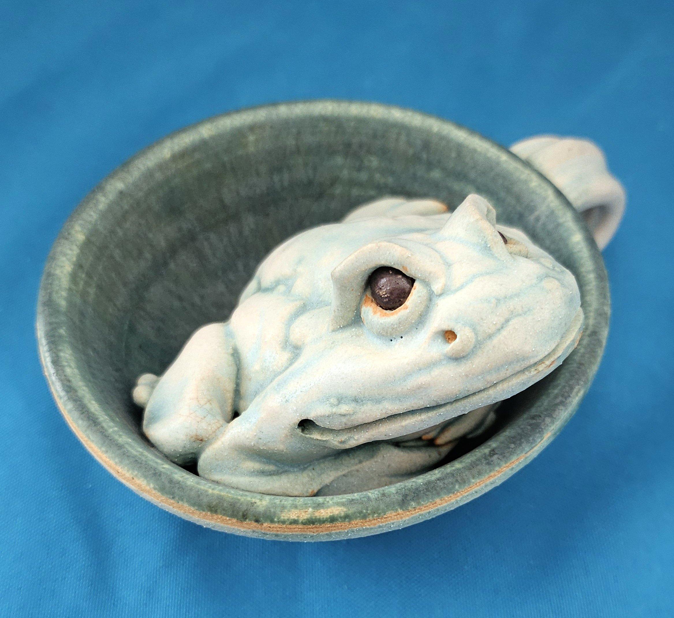 XX secolo Scultura originale e firmata, una rana in una tazza in vendita