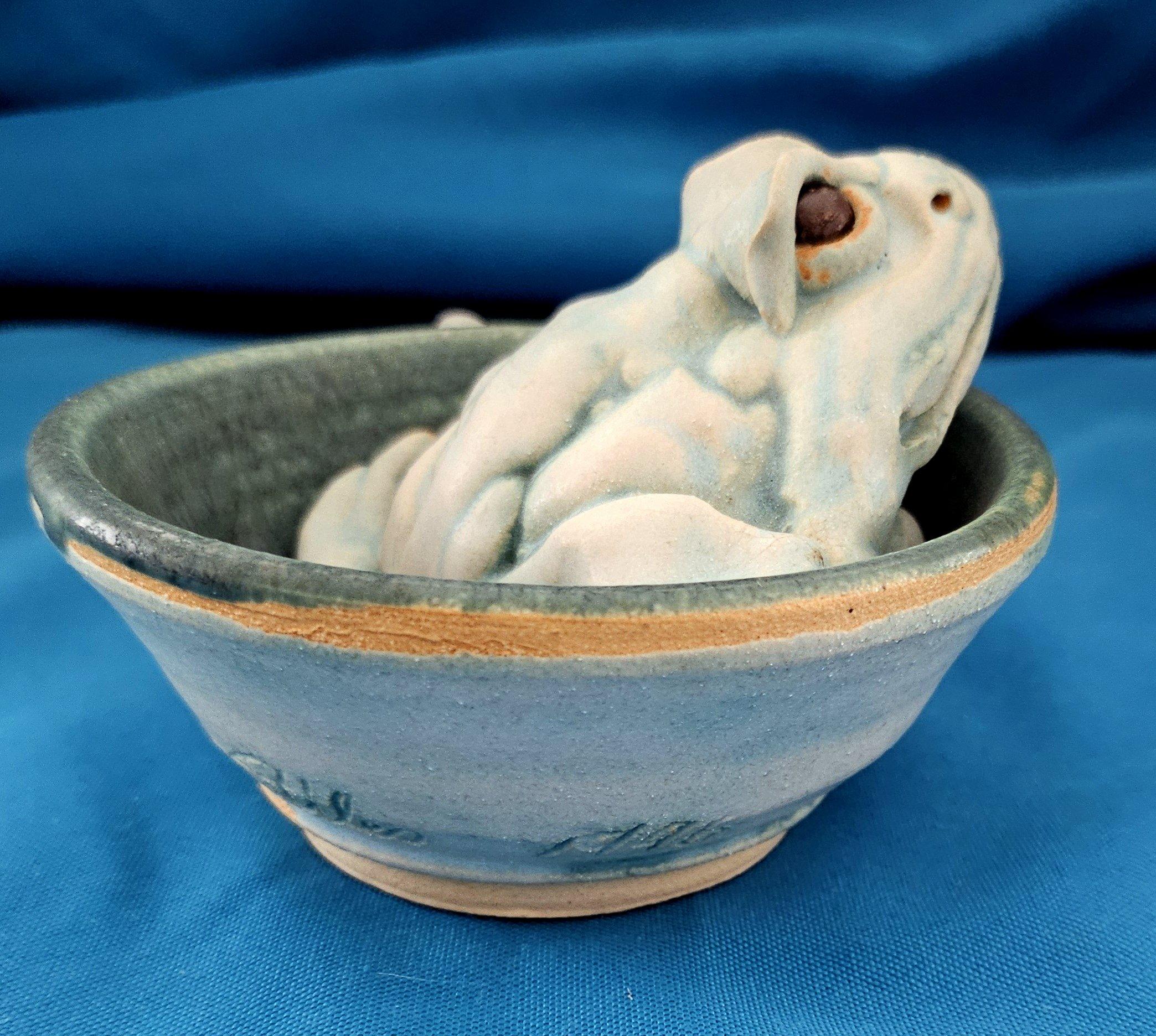 Scultura originale e firmata, una rana in una tazza in vendita 1