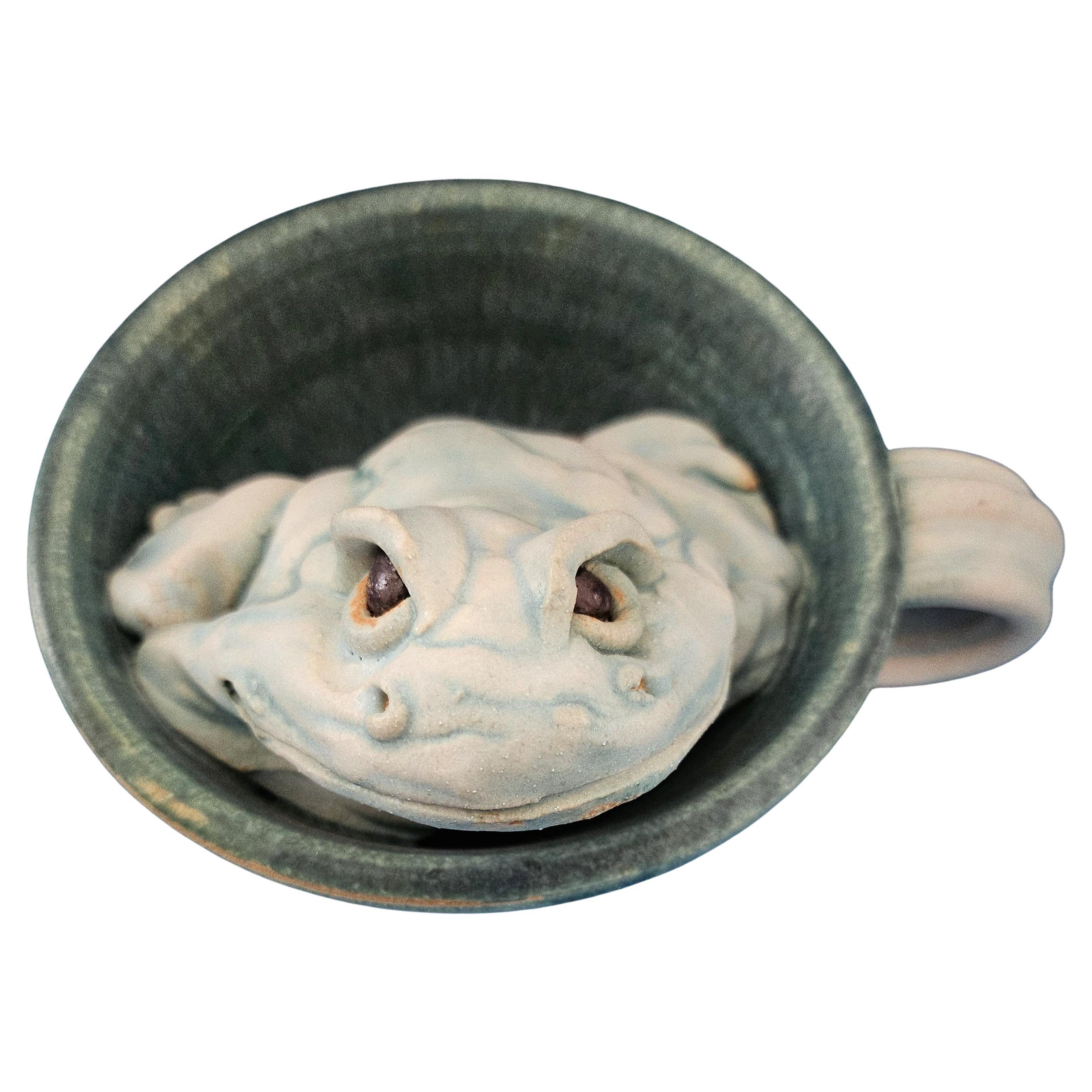 Scultura originale e firmata, una rana in una tazza in vendita