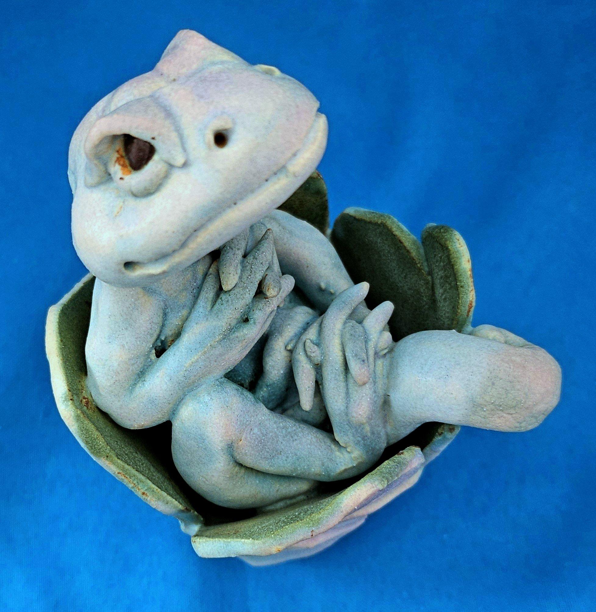 Scultura originale e firmata, una lucertola in una scatola in vendita 2