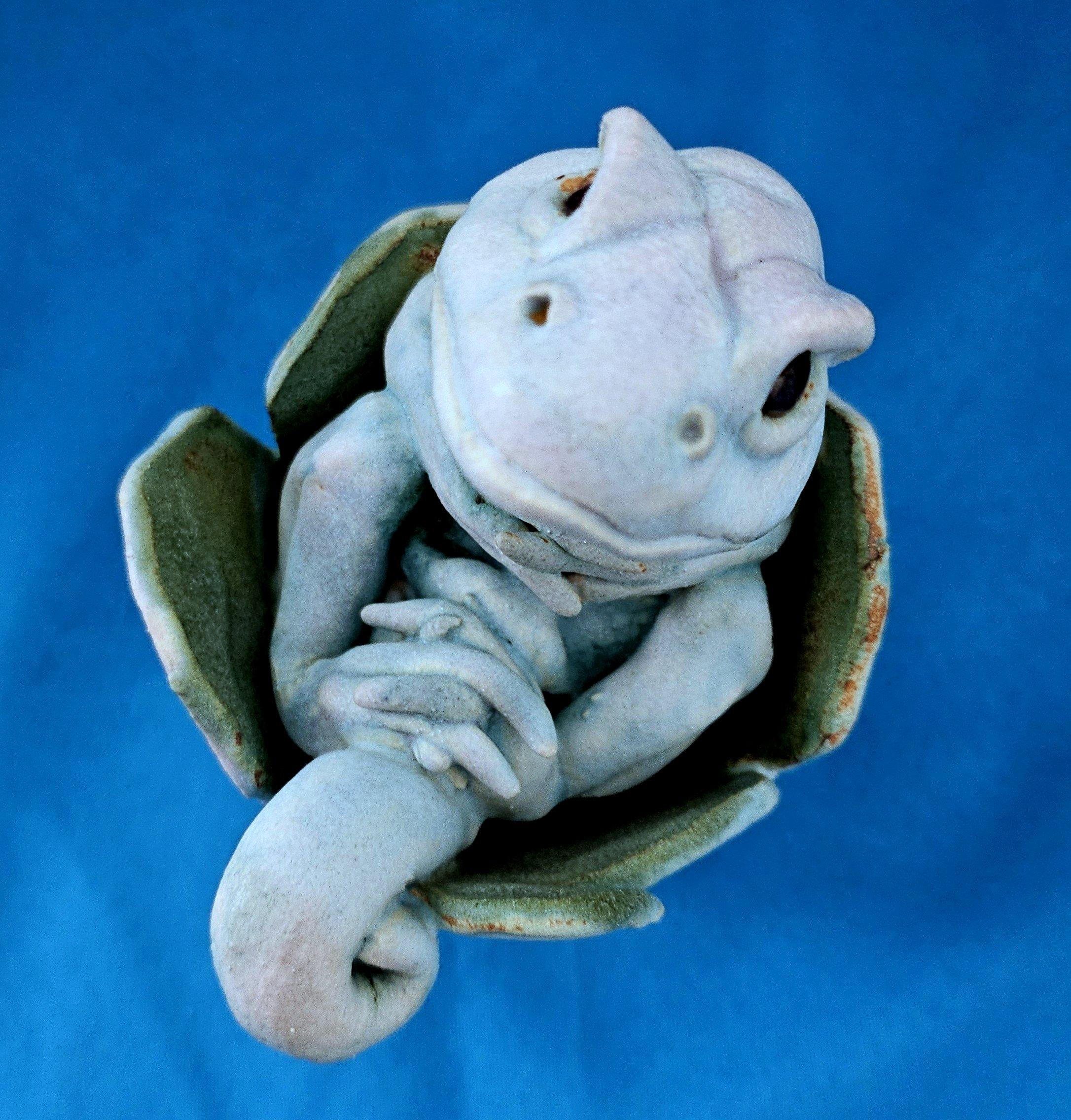 Scultura originale e firmata, una lucertola in una scatola in vendita 3