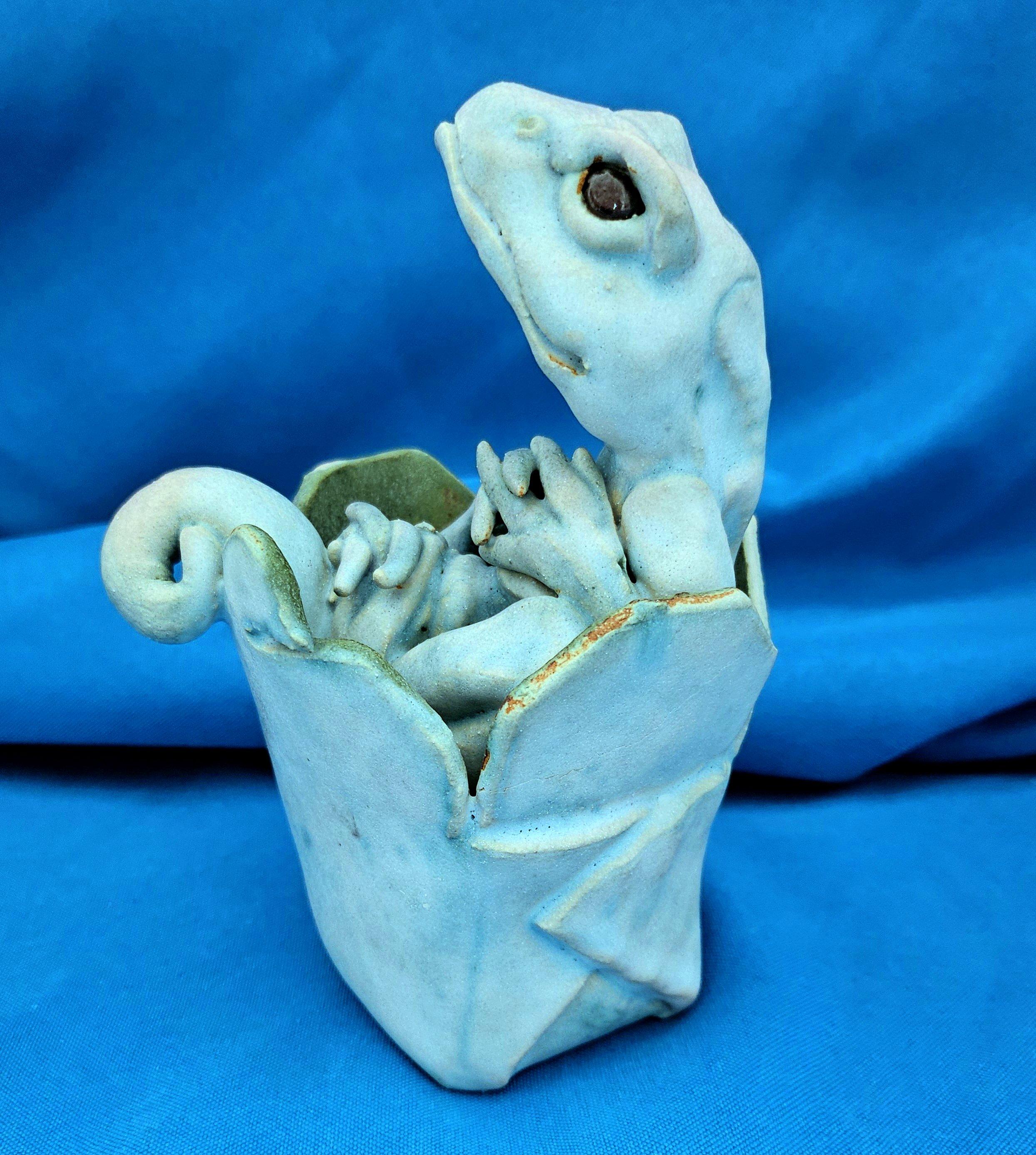 Altro Scultura originale e firmata, una lucertola in una scatola in vendita