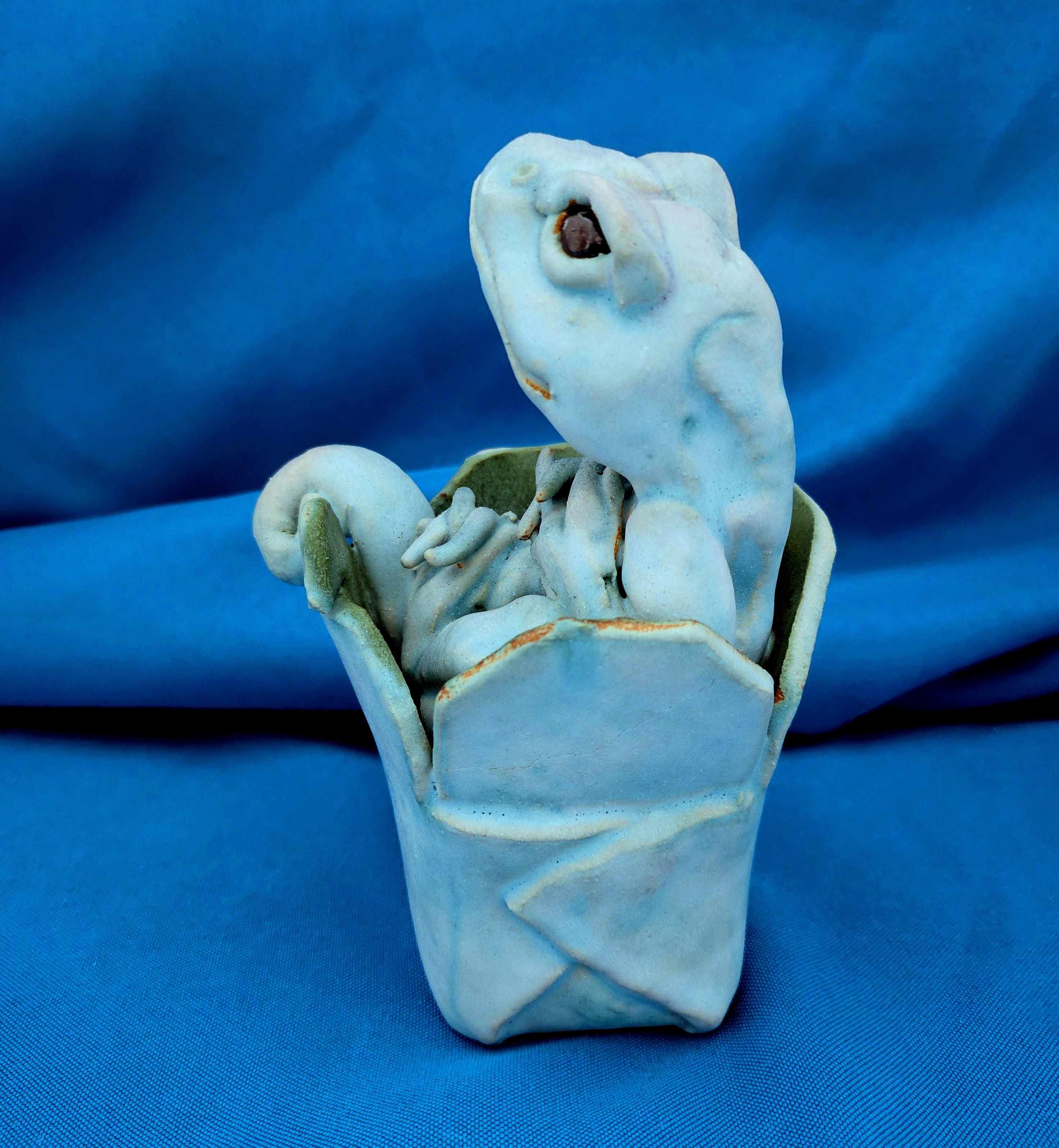 Americano Scultura originale e firmata, una lucertola in una scatola in vendita