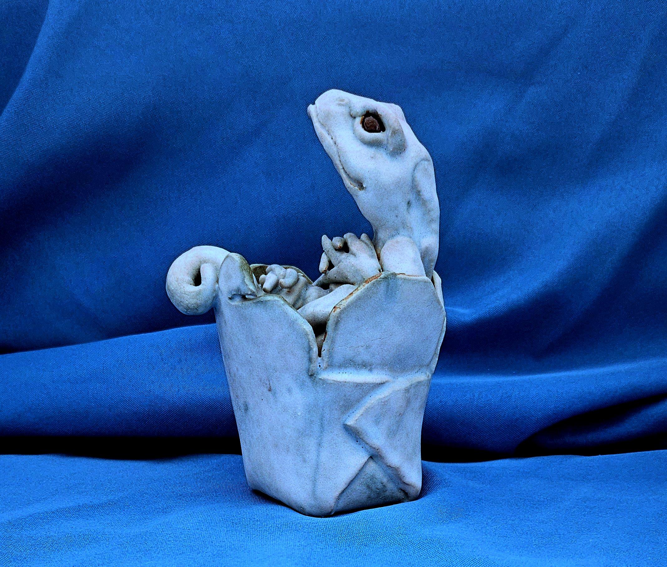 Altro Scultura originale e firmata, una lucertola in una scatola in vendita