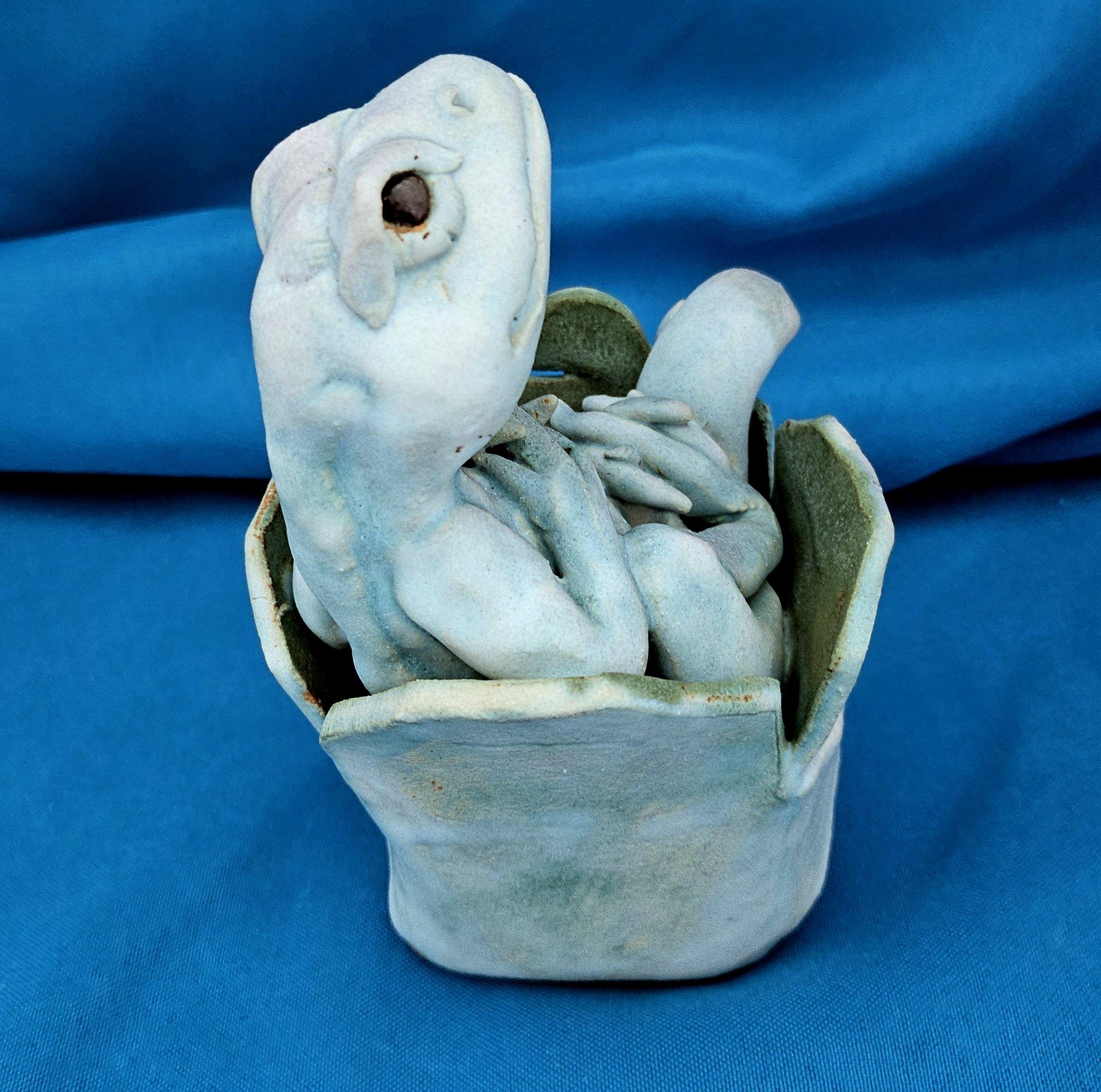 XX secolo Scultura originale e firmata, una lucertola in una scatola in vendita