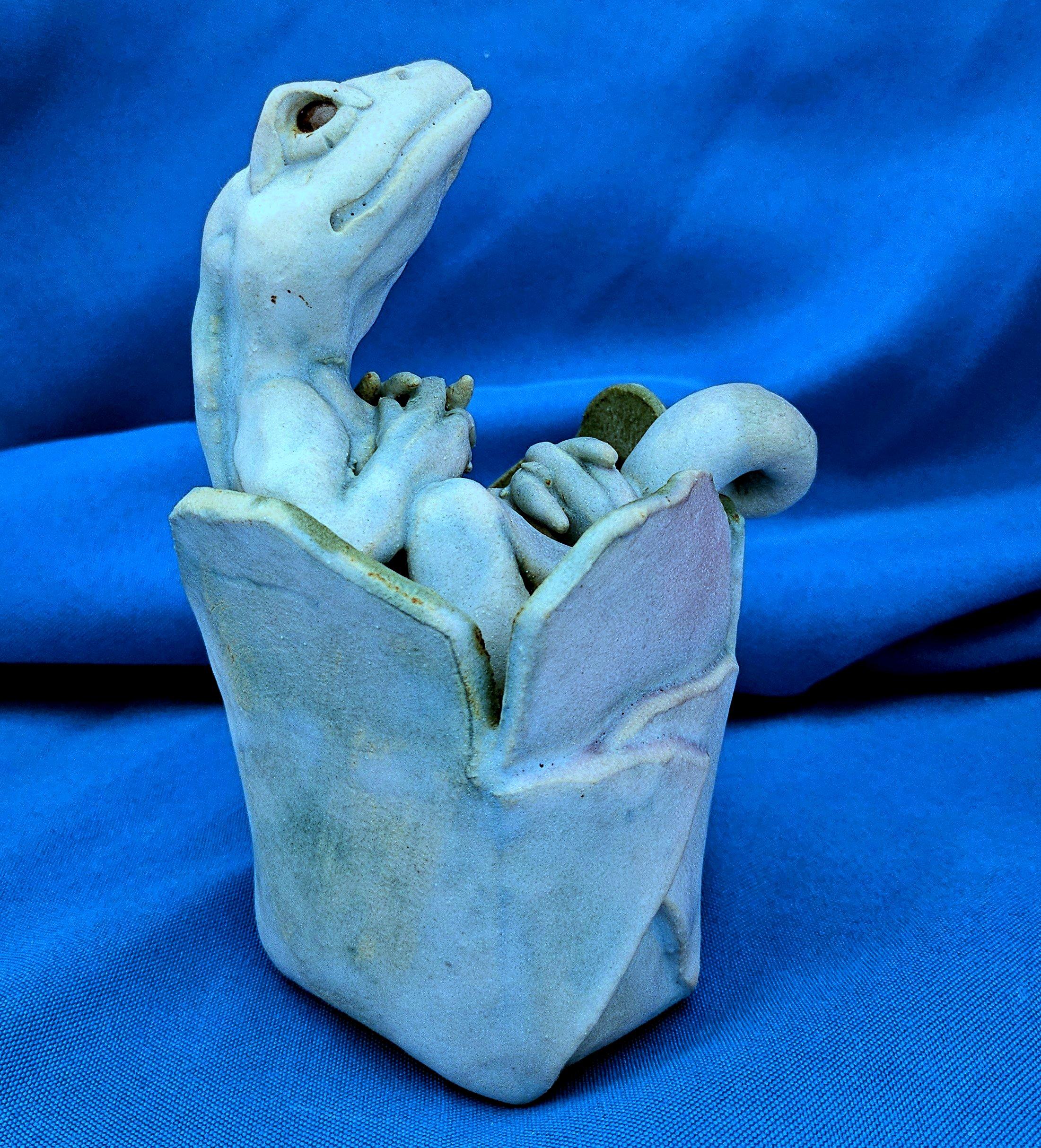 Ceramica Scultura originale e firmata, una lucertola in una scatola in vendita