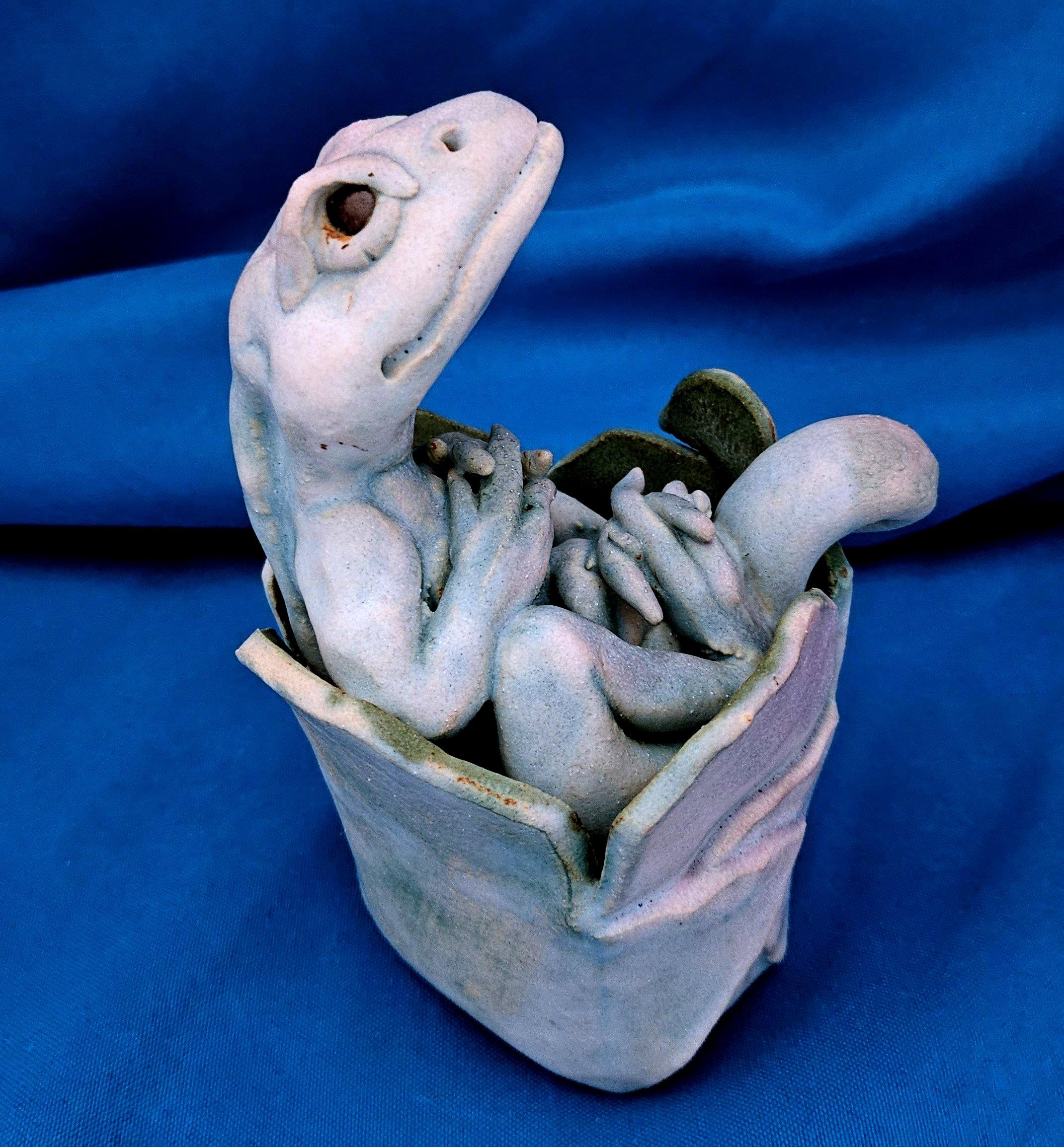 Scultura originale e firmata, una lucertola in una scatola in vendita 1