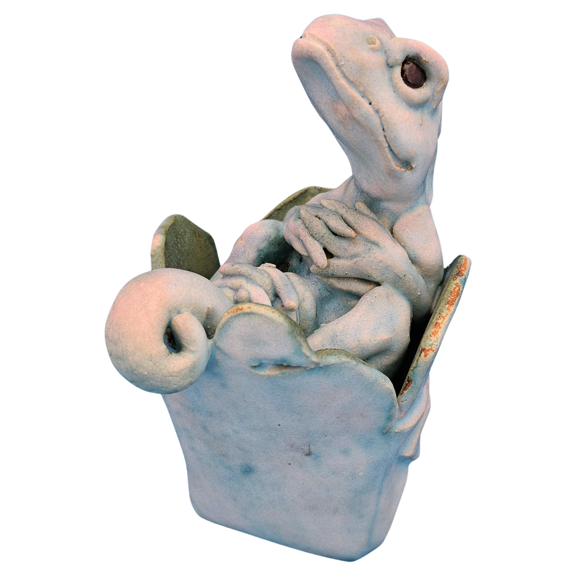 Scultura originale e firmata, una lucertola in una scatola