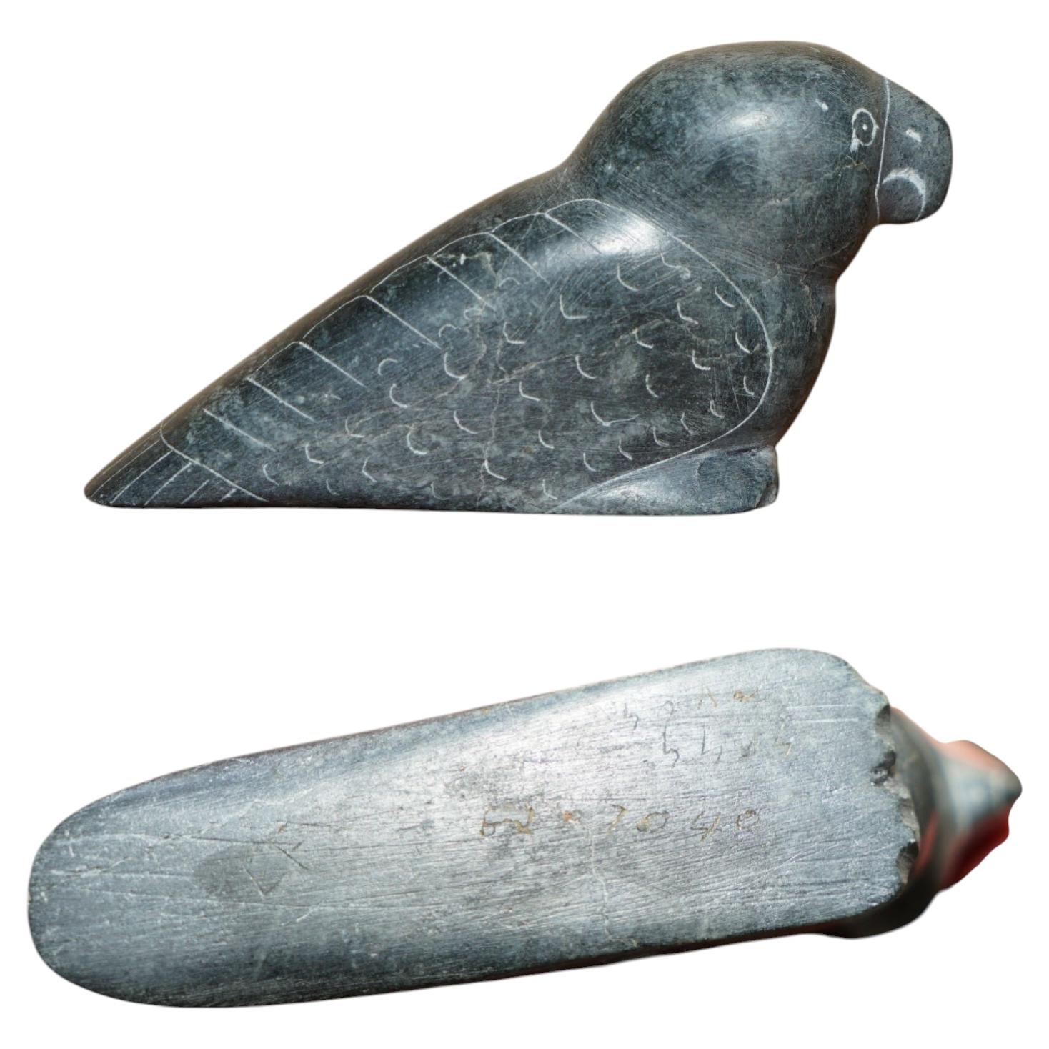 ORIGINAL SIGNÉ AVEC NUMÉRO DE SÉRIE INUIT ESKIMO SOAPSTONE CARViNG PARROT STATUE