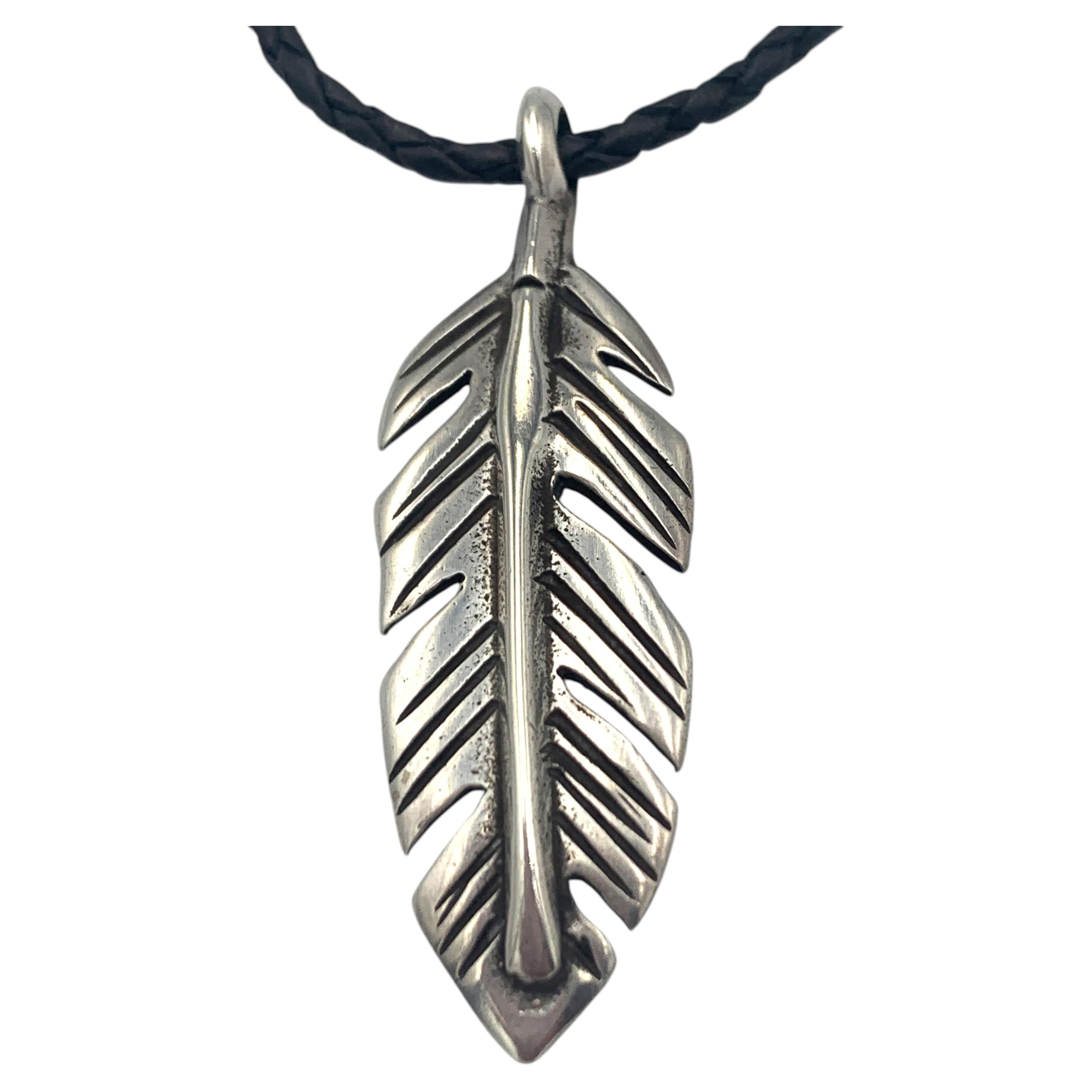 Colgante original de pluma de plata con cordón de cuero de Buffalo en venta