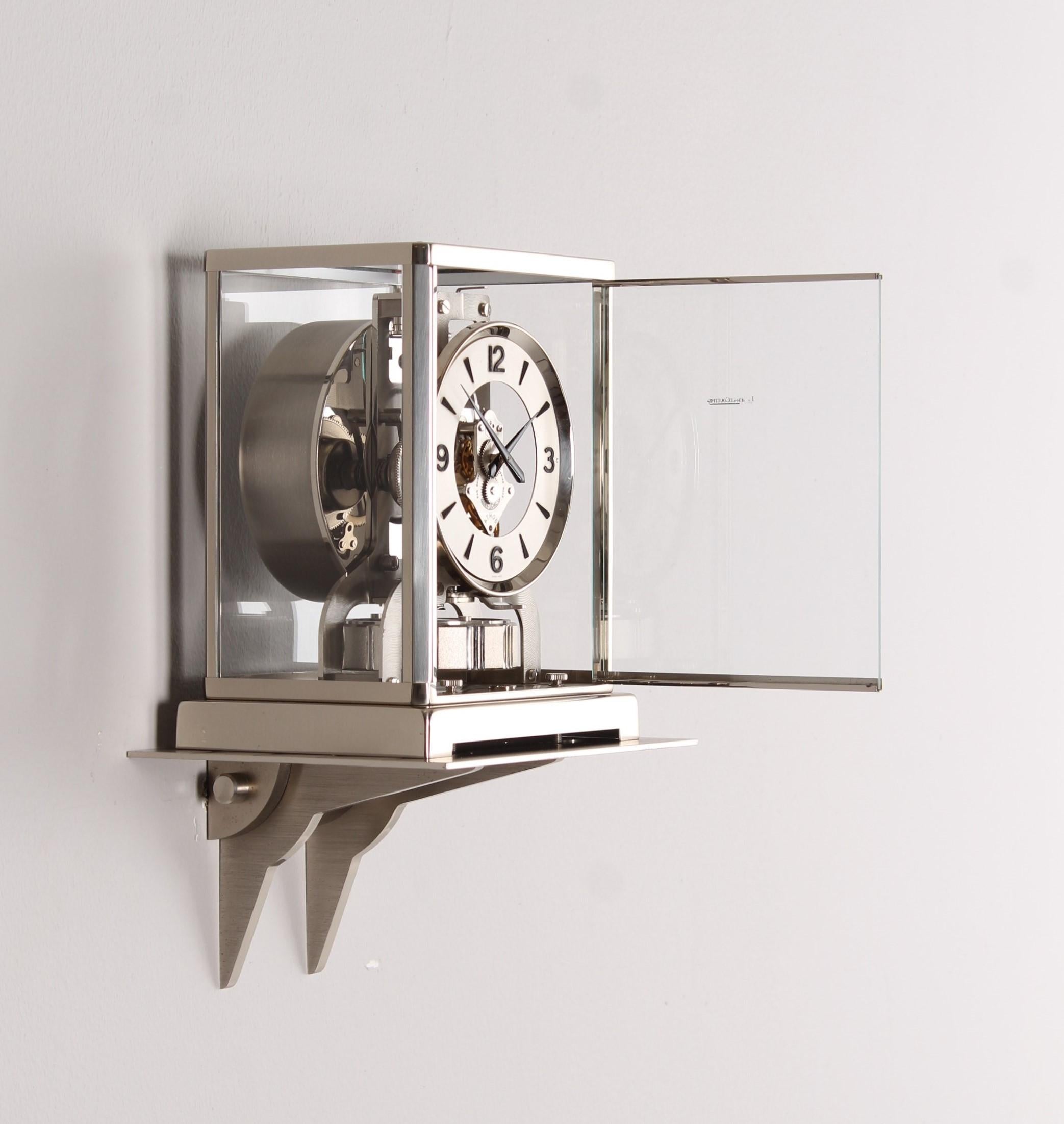 Jaeger LeCoultre, silver Atmos clock with wall console

Switzerland
Nickel-plated brass
Year of manufacture 1972

Dimensions: H x W x D: 22 x 18 x 13.5 cm

Description:
On offer is a super rare All Original White Atmos.
The watch was produced under