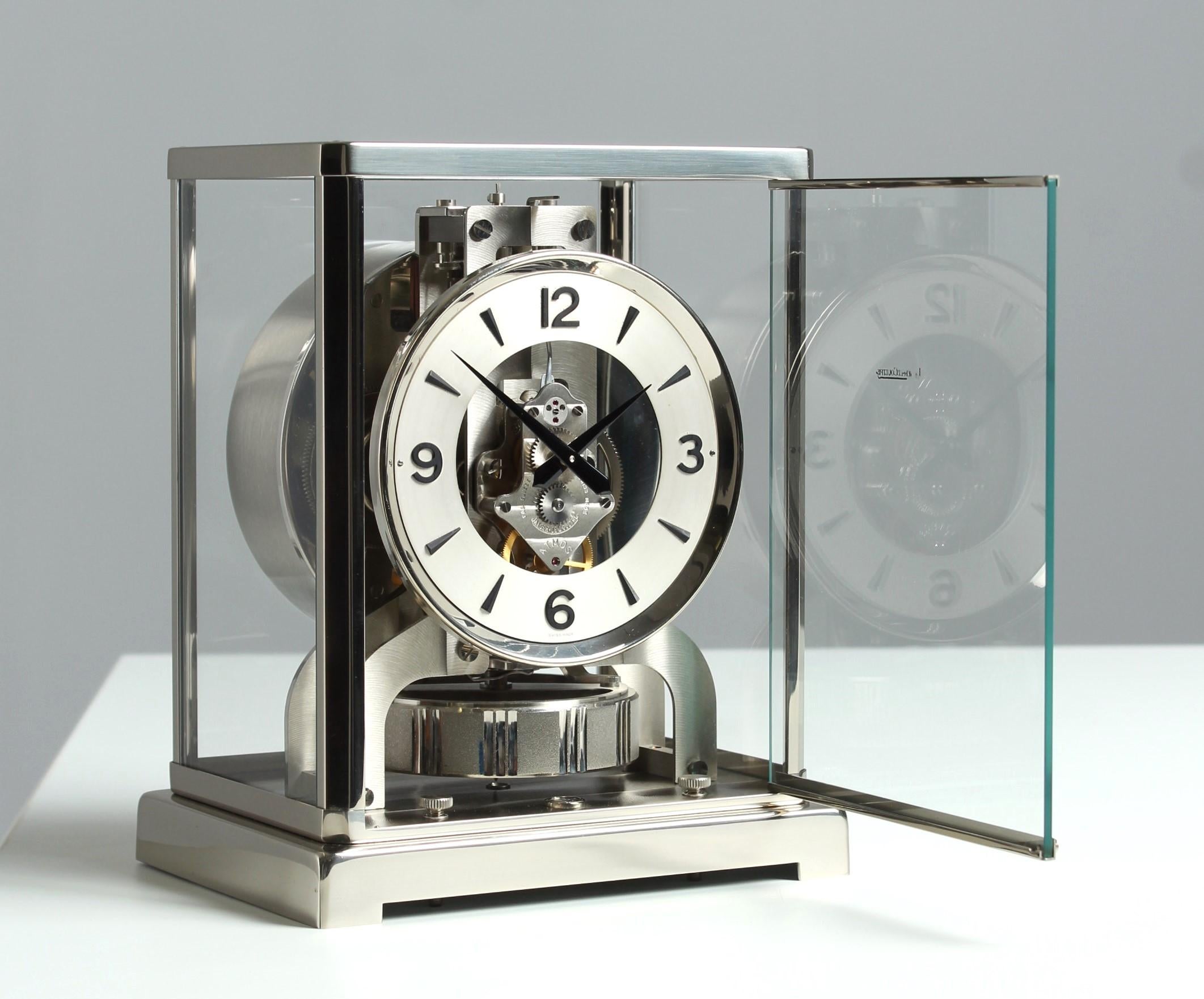 Original Silver Jaeger LeCoultre Atmos Clock with Console, from 1972 In Good Condition For Sale In Greven, DE