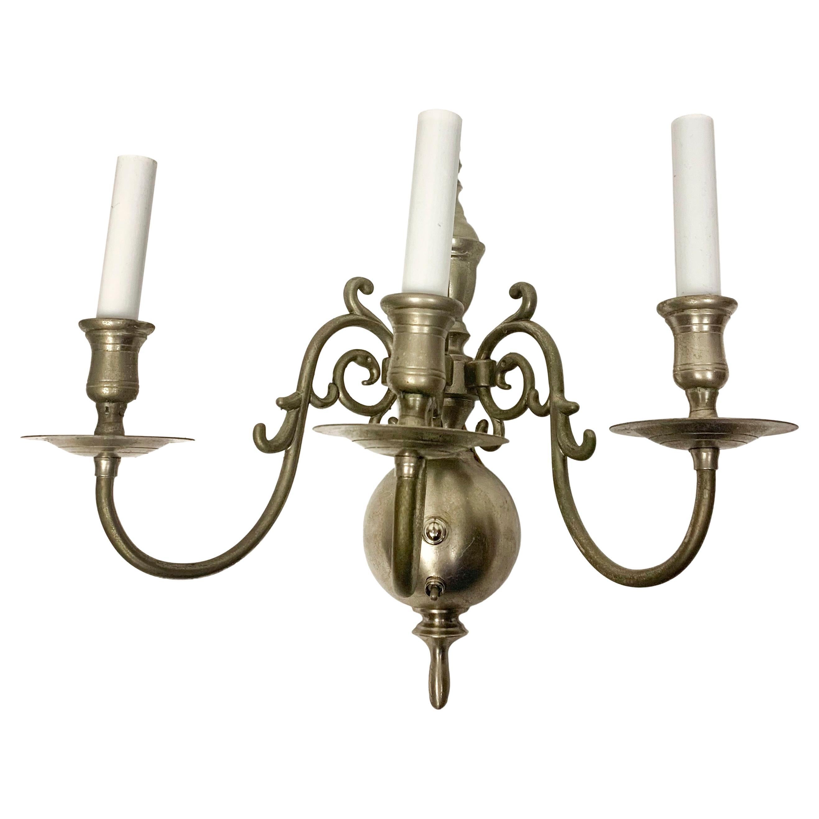 Aplique de pared original Williamsburg de plata sobre latón, Cantidad disponible