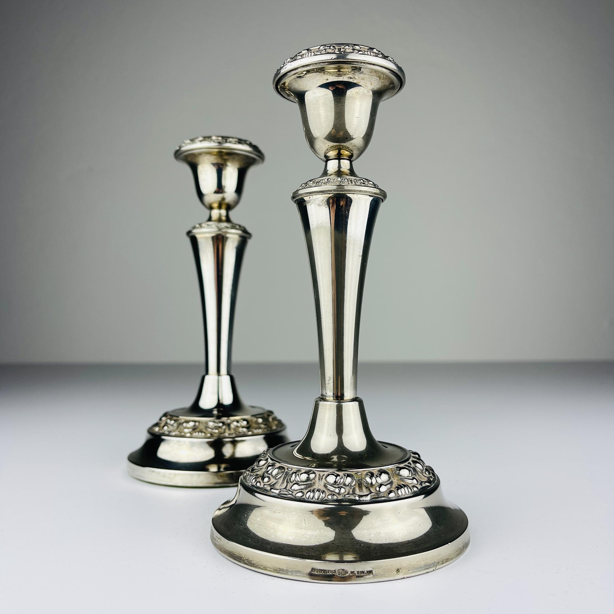 Bellissima coppia di portacandele inglesi placcati in argento della metà del XX secolo (circa 1950-60) di buona qualità.
Realizzato a Birmingham, in Inghilterra, da Ian Heath Ltd - 'Ianthe'.
Ian Heath Ltd ha iniziato a produrre a Birmingham nel 1952
